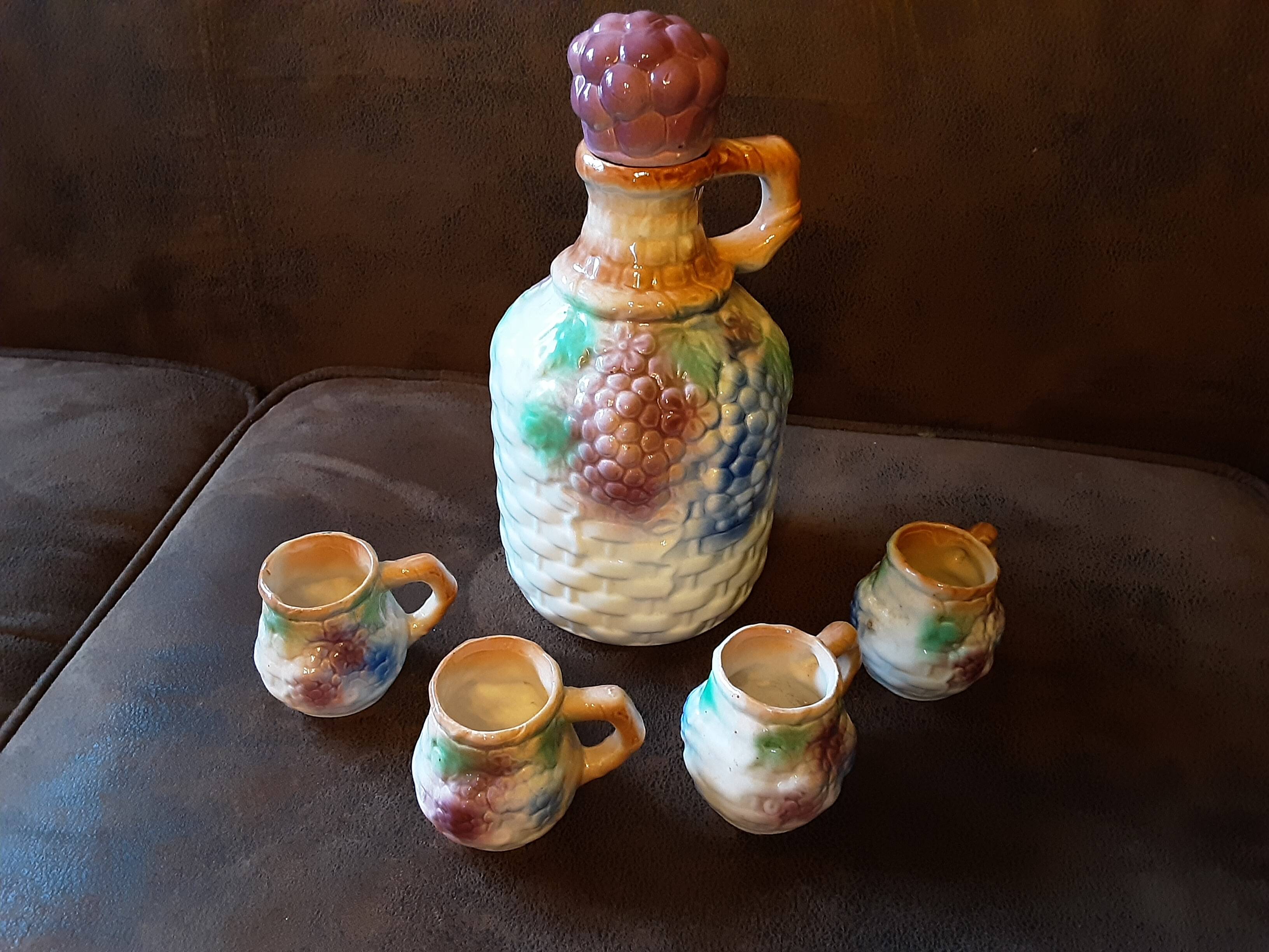 Bottle and its 4 slip cups