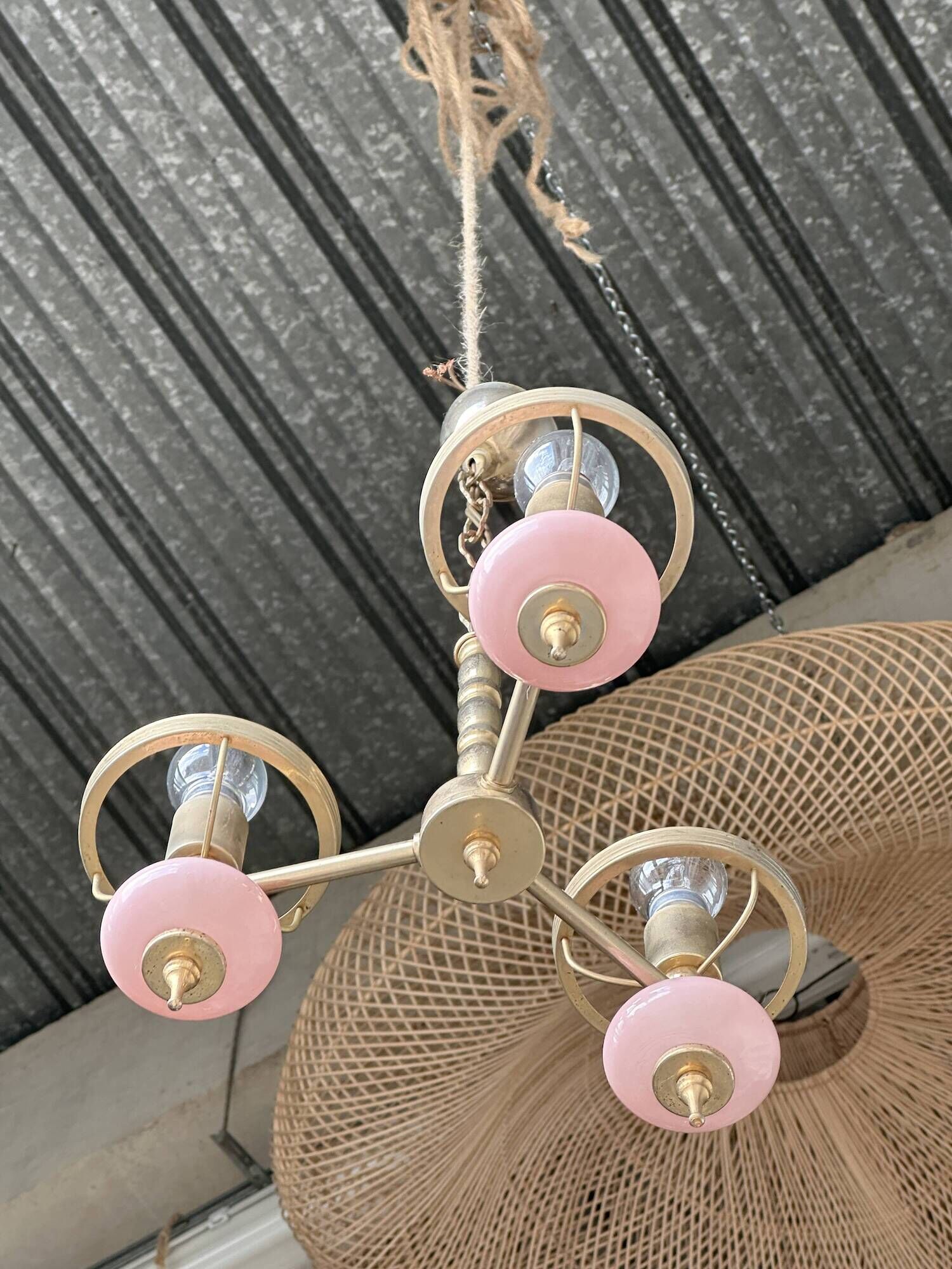 Petit lustre rose et doré à 3 bras de lumières