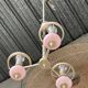 Petit lustre rose et doré à 3 bras de lumières