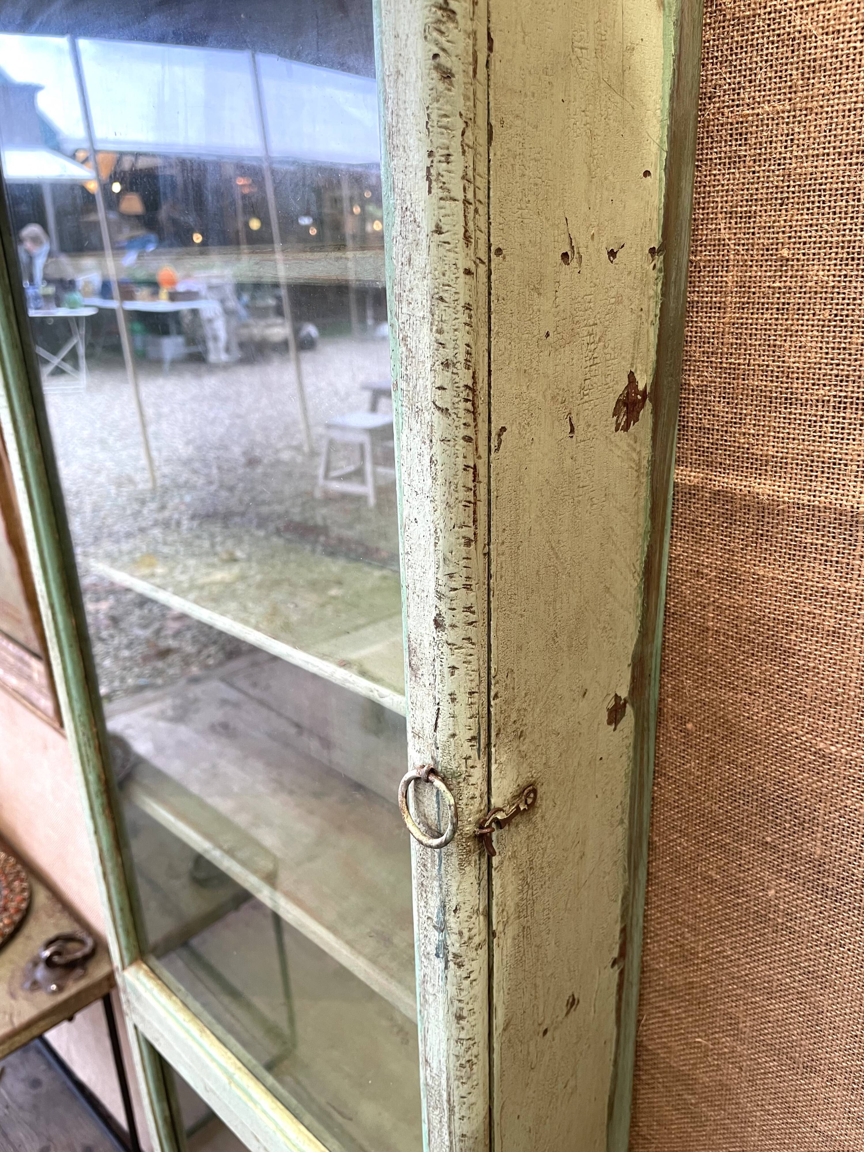 Petite vitrine en bois laqué vert