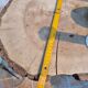 Table haute tripode brutaliste en bois et métal, 74 cm