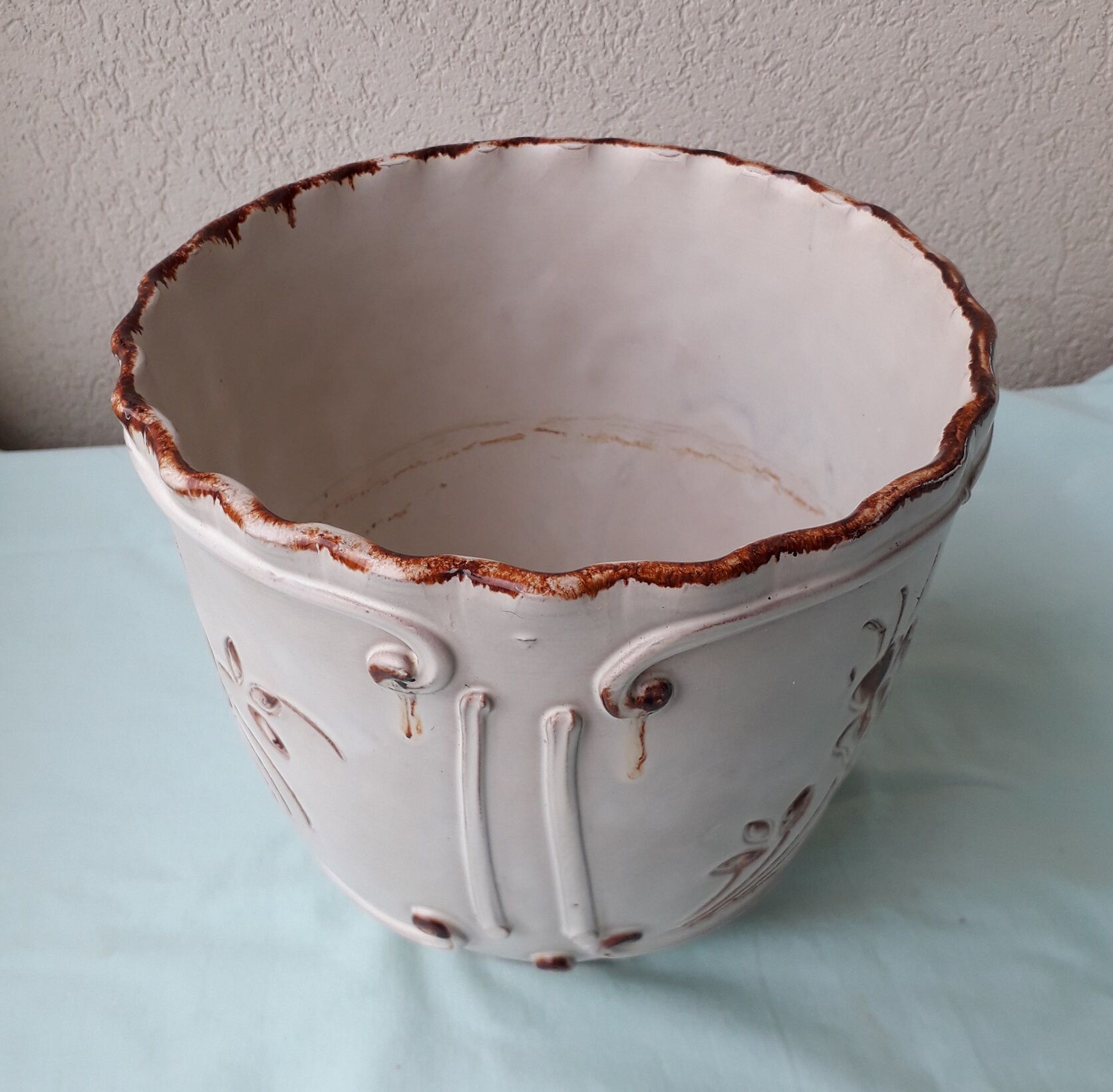 ceramic cache-pot