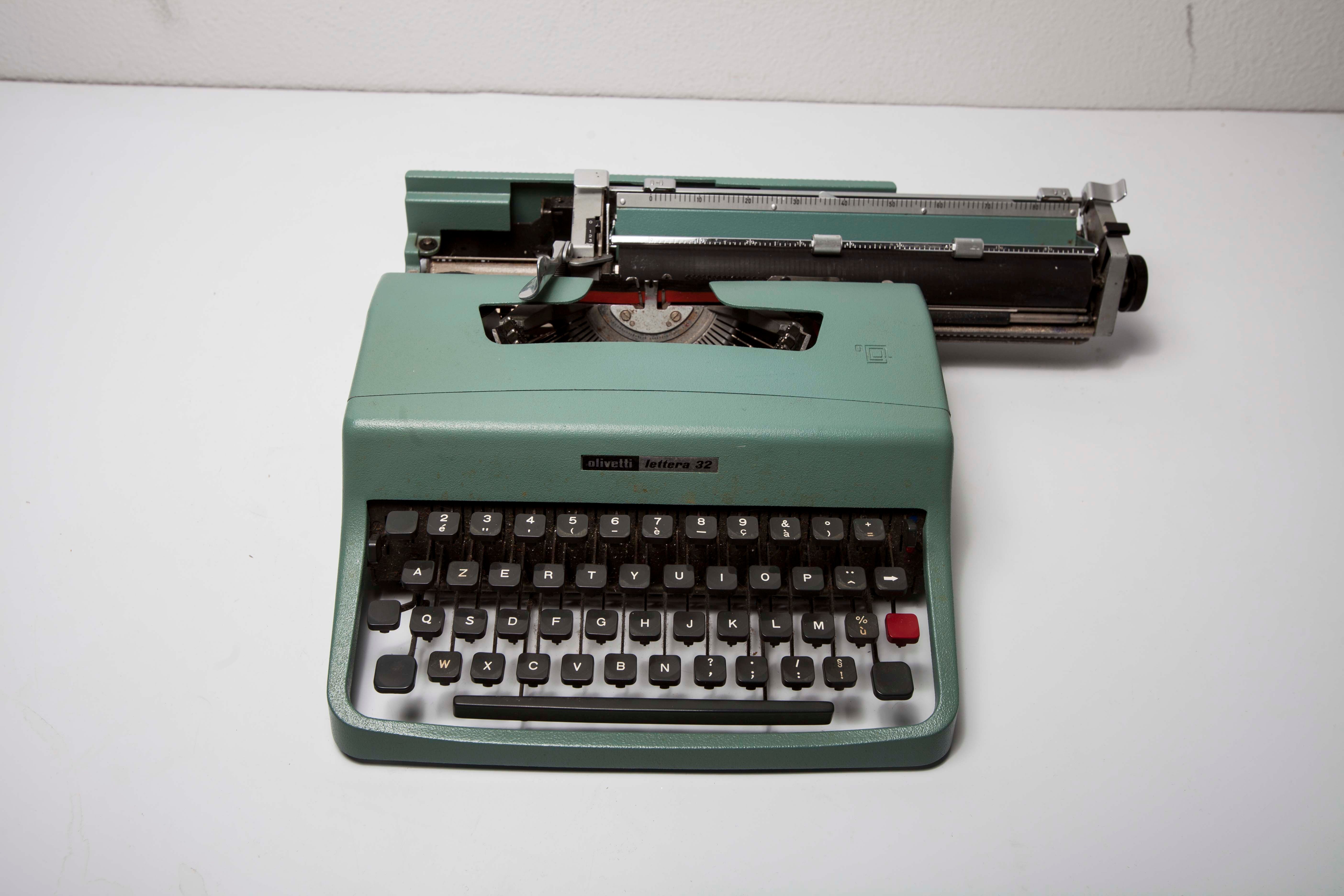 Typewriter olivetti lettera 32