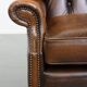 Fauteuil Chesterfield en cuir de vache marron de style anglais