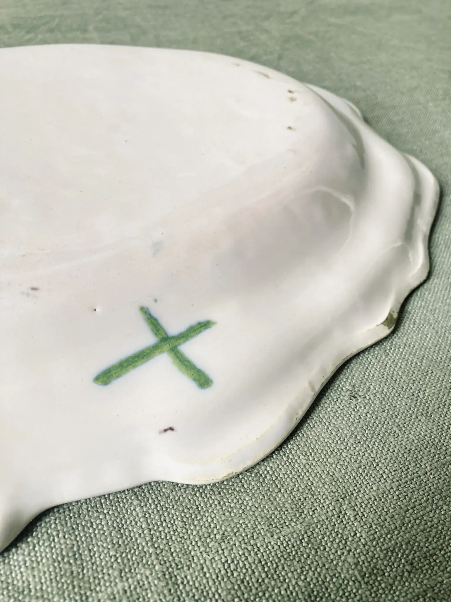 Plat ovale chantourné en faïence de Martres-Tolosane, XIXe siècle
