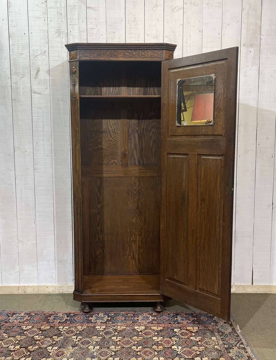 English oak wardrobe cupboard from the early 20th century