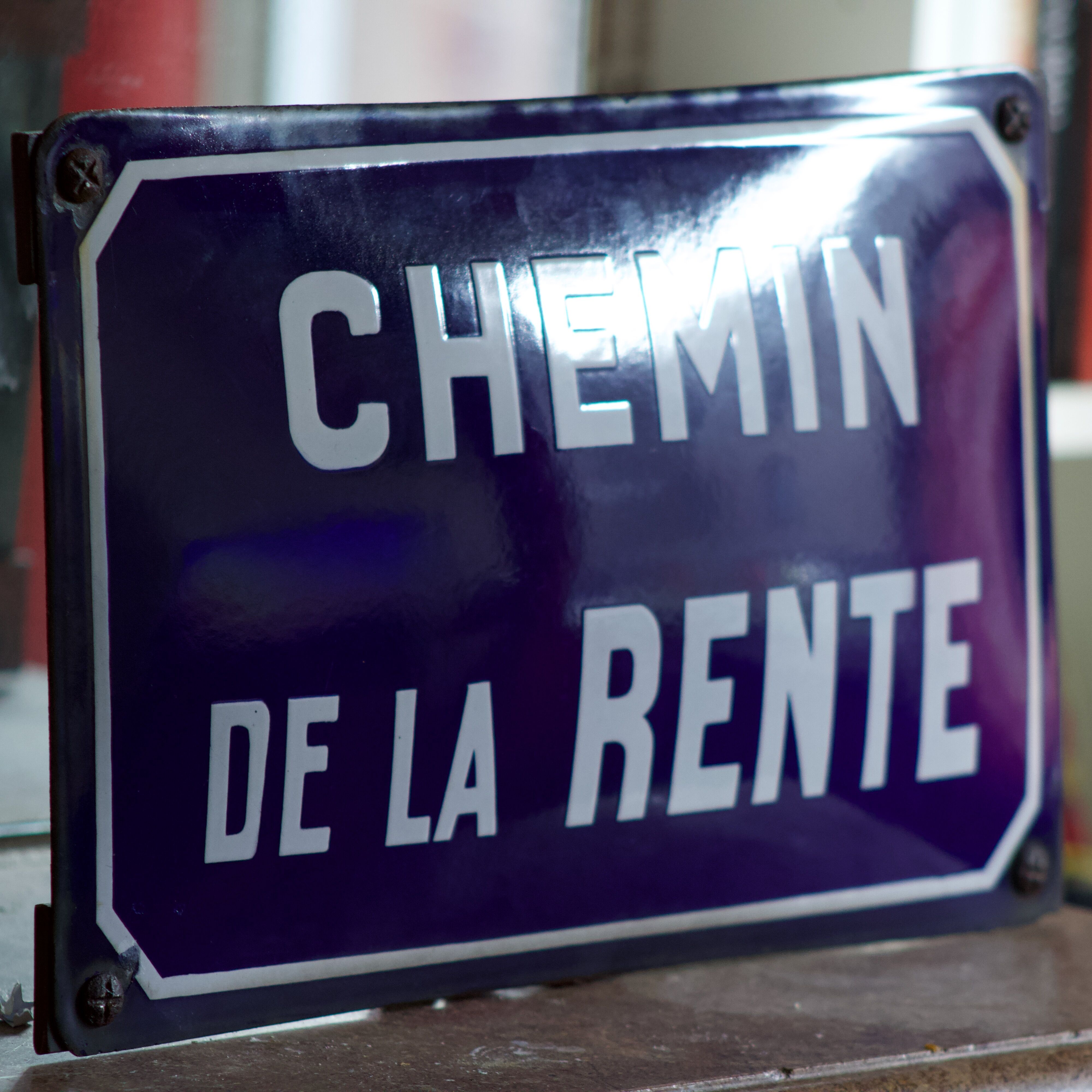 Old Enamelled and bulging "Chemin de la Rente" street plate, in perfect condition, on its cast iron support