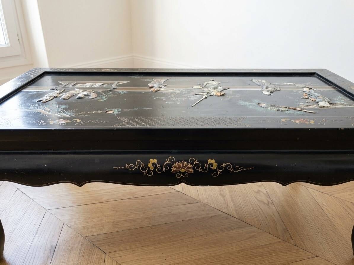 Table basse chinoise en bois laqué noir et décor doré