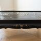 Table basse chinoise en bois laqué noir et décor doré