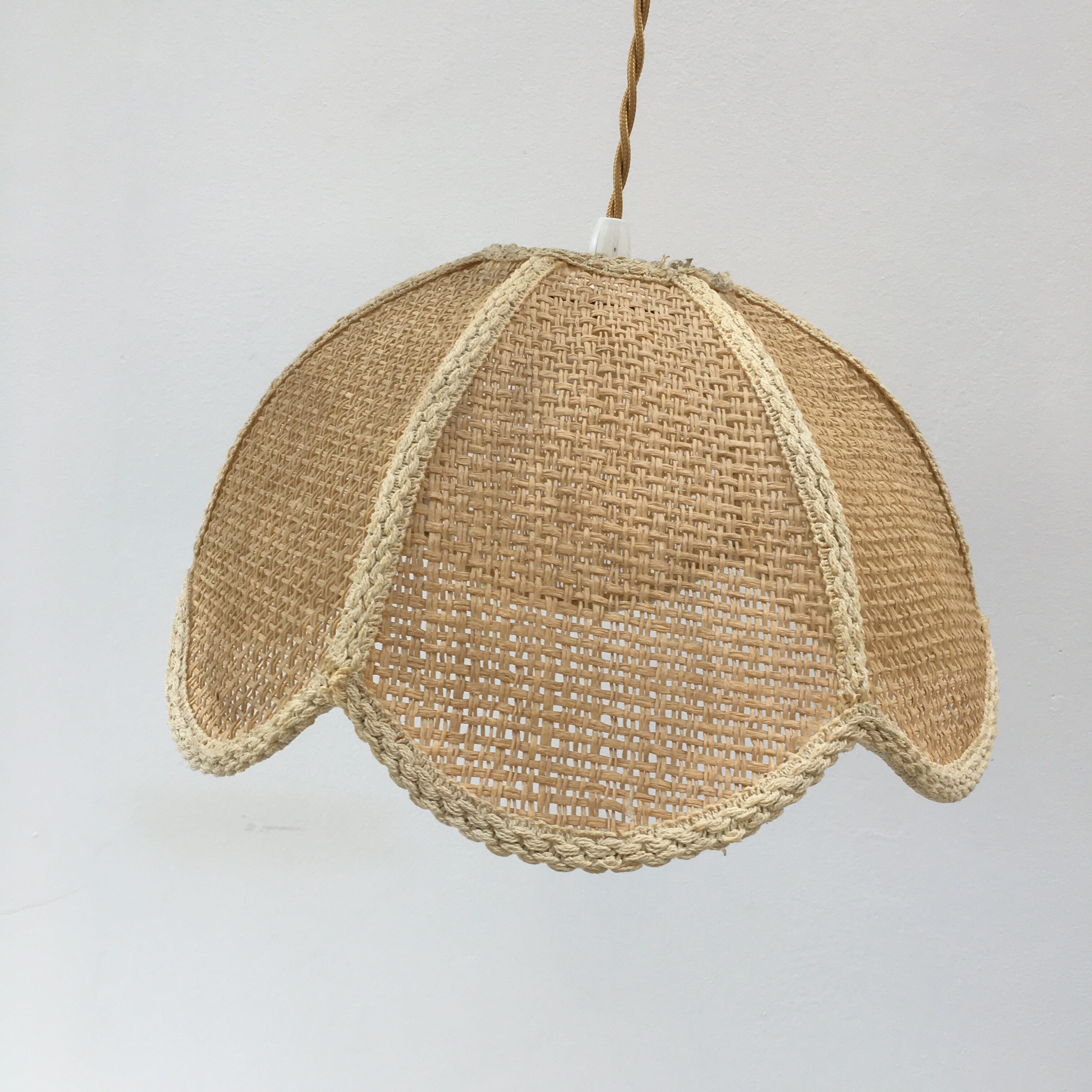 Vintage suspension in natural fibers