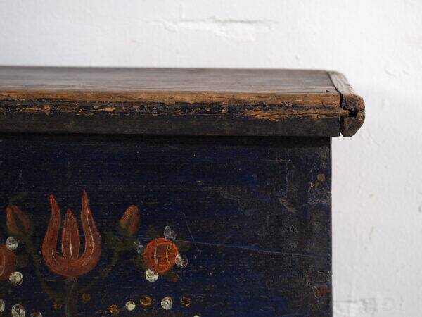 Antique trunk with floral motifs (Year 1901)