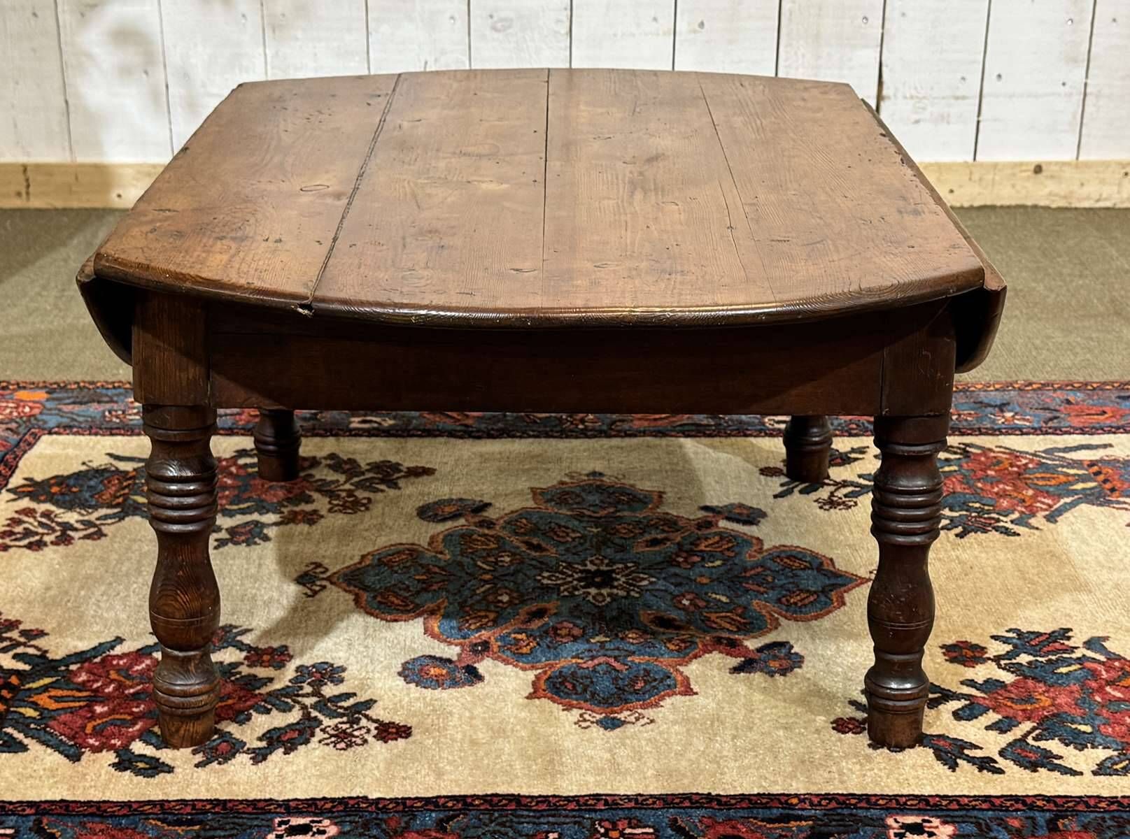 Table basse ovale en sapin début XXème