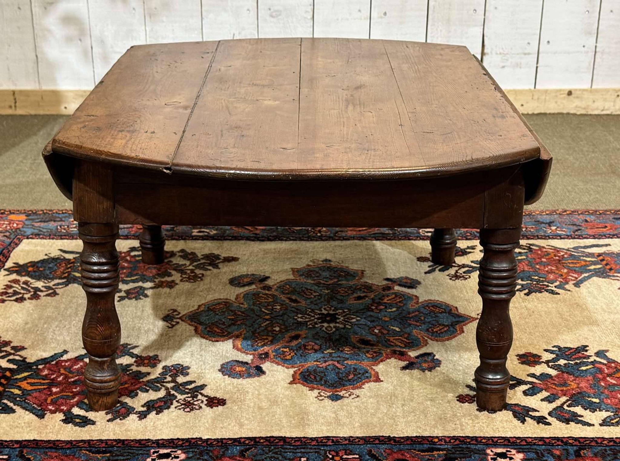 Oval coffee table in fir from the early 20th century.