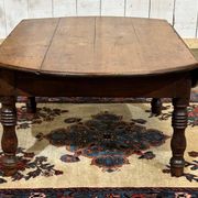 Oval coffee table in fir from the early 20th century.