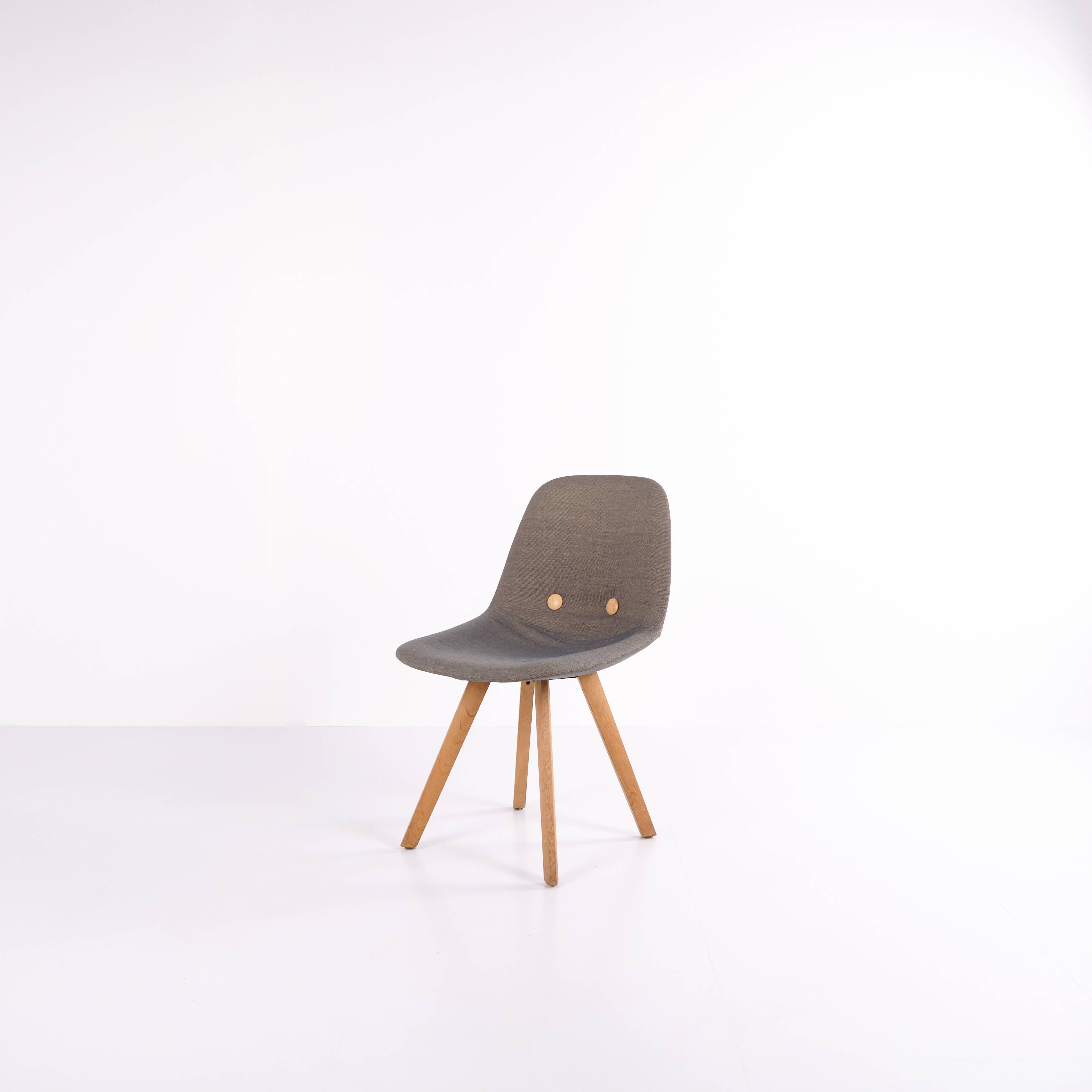 Eyes Wood chair – Erik Jørgensen – Mid grey upholstery – Solid wood