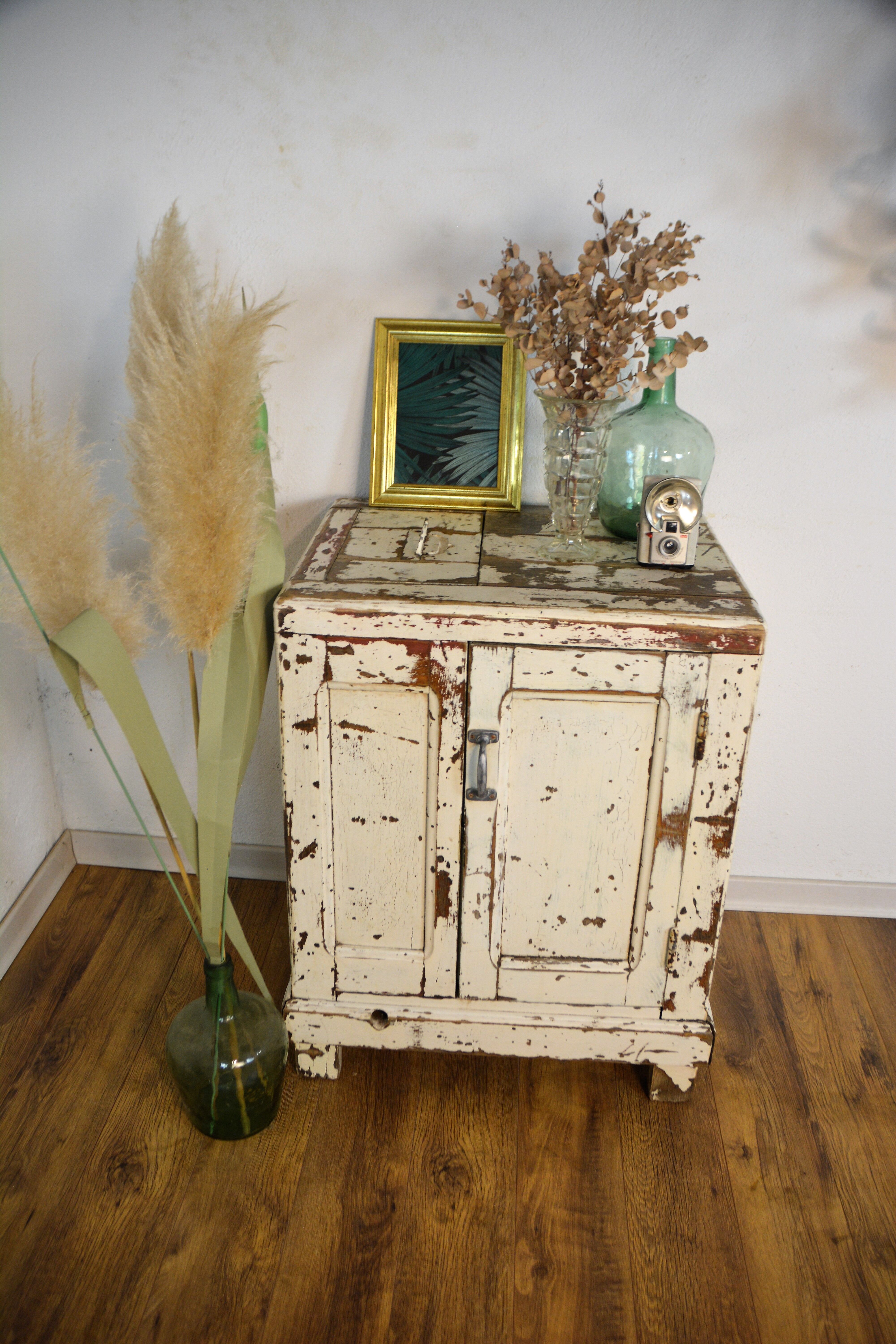 Cooler, patinated vintage Parisian sideboard