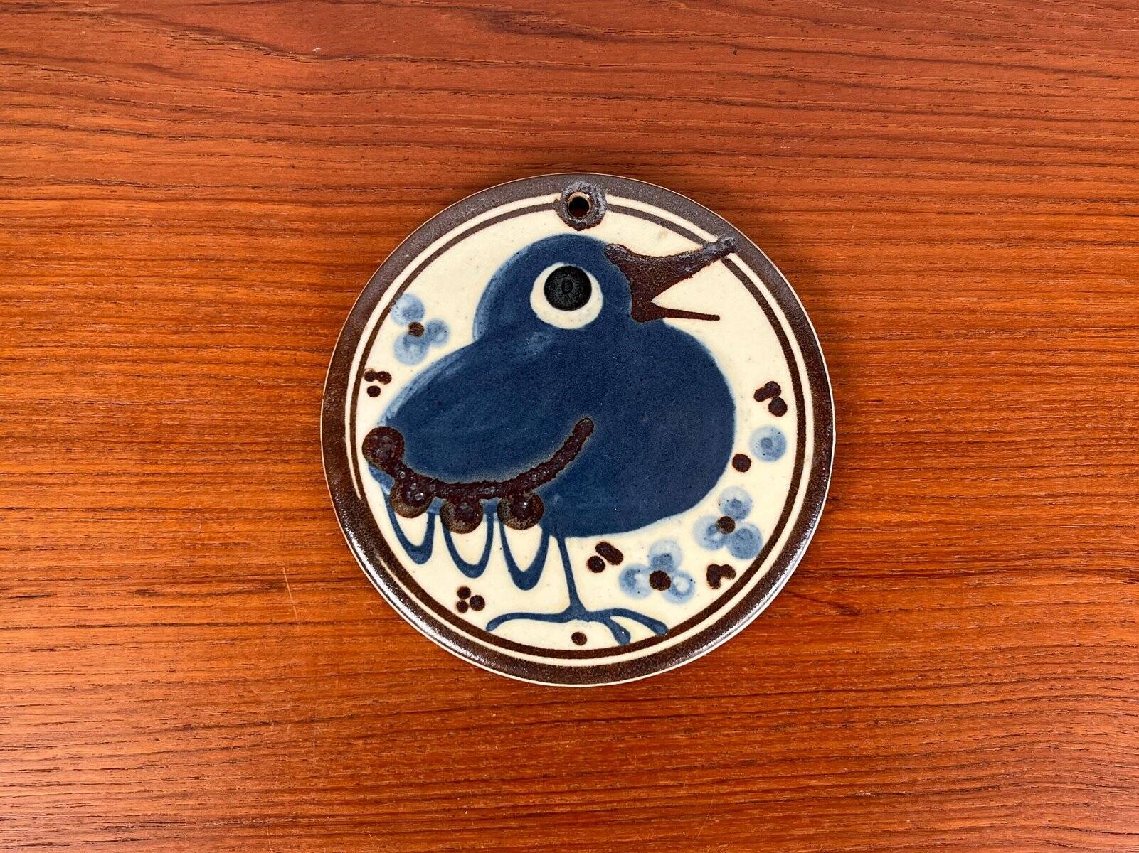 Mid-century Danish studio wall plate in pottery with bird design by Erling & Karin Heerwagen, 1976.