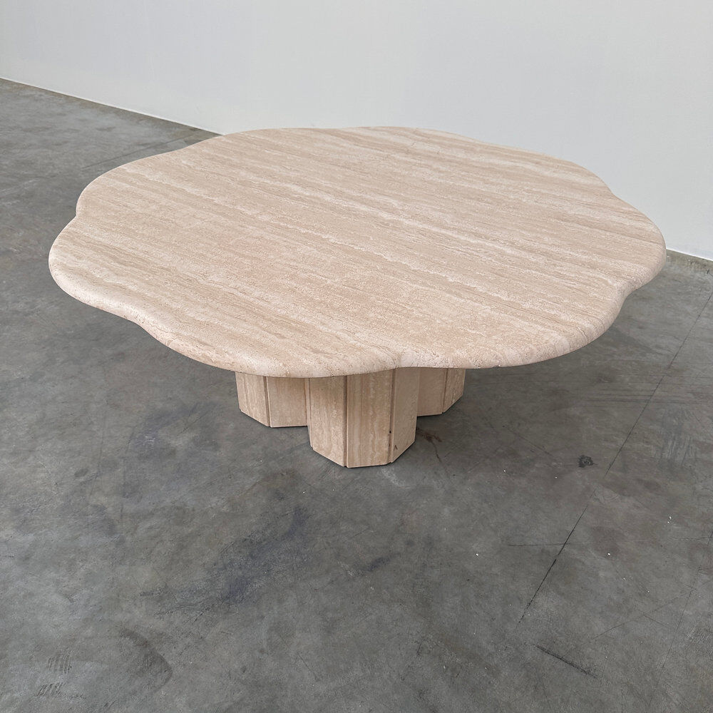 Table basse en travertin sculptural français élégant, années 1980