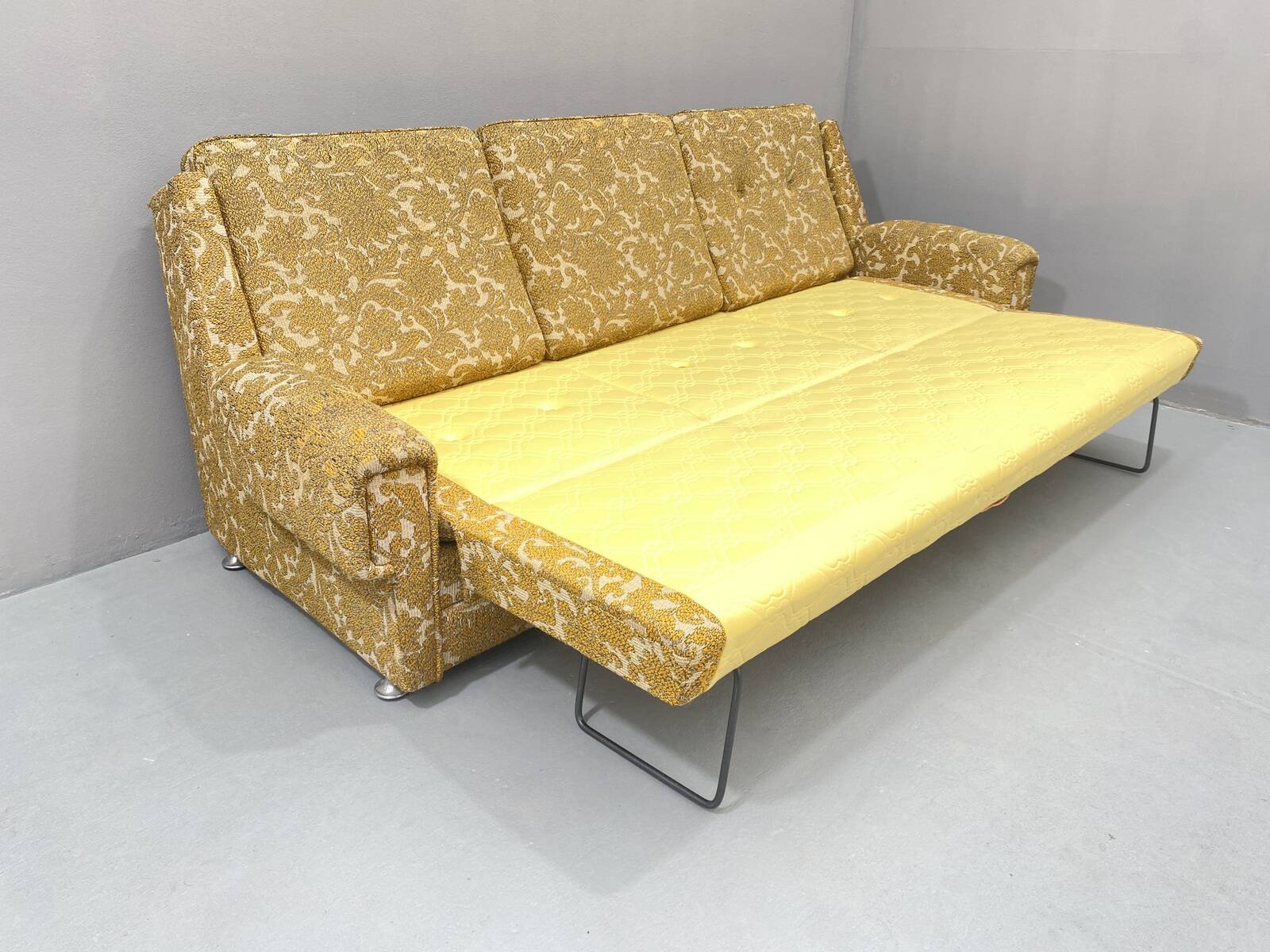 Canapé pliant rembourré du milieu du siècle, années 1970, Europe centrale