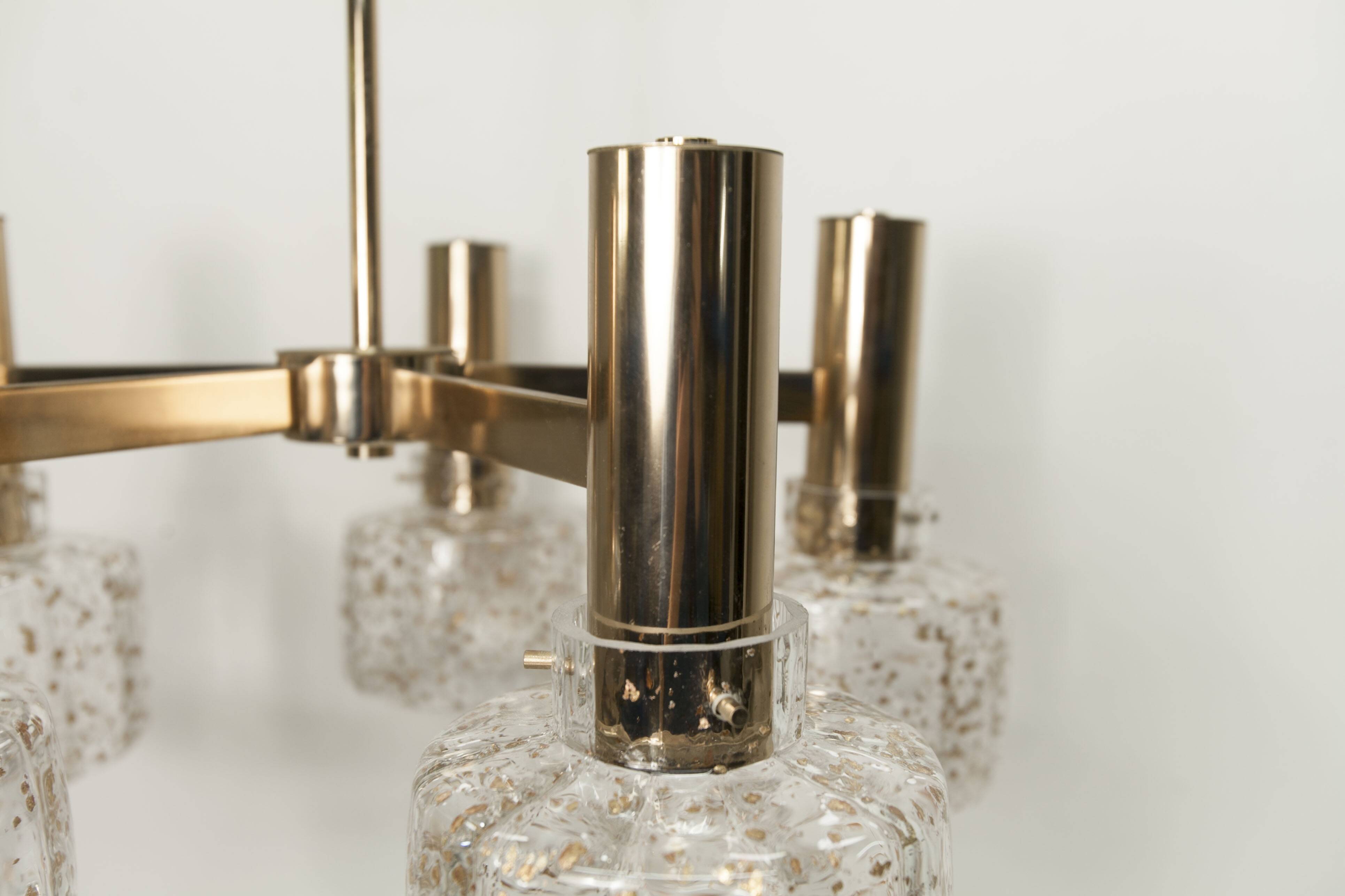 Lustre 5 branches doré et verre soufflé à paillettes dorées 1960