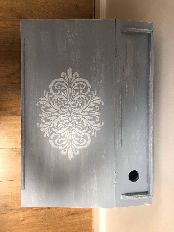 Joli pupitre / bureau d’enfant en bois