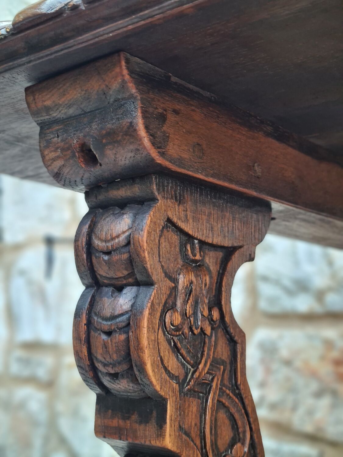 Table espagnole en chêne massif sculpté et fer forgé