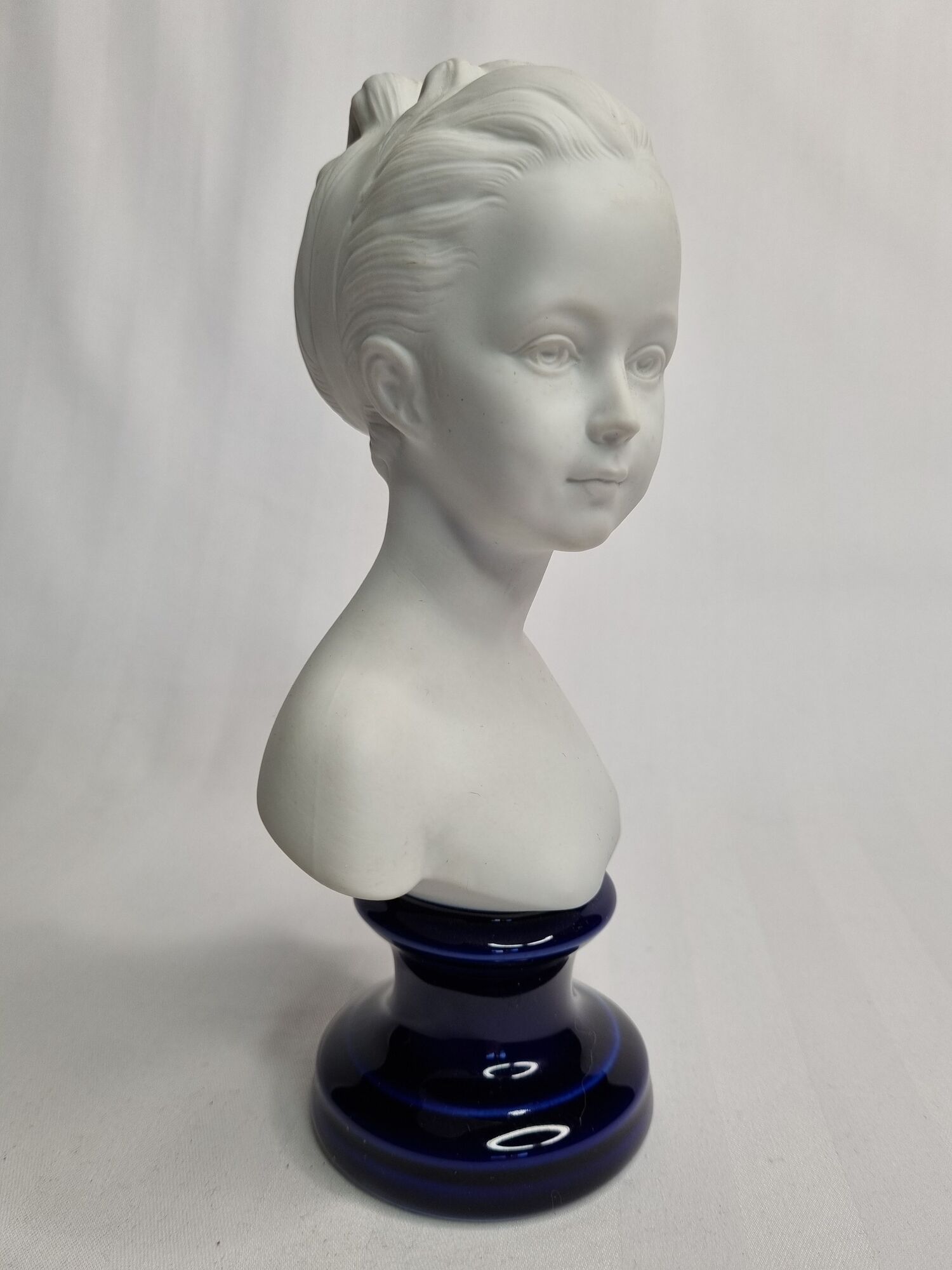 Bust in porcelain biscuit, Louise Brongniart child after Houdon, 20 cm