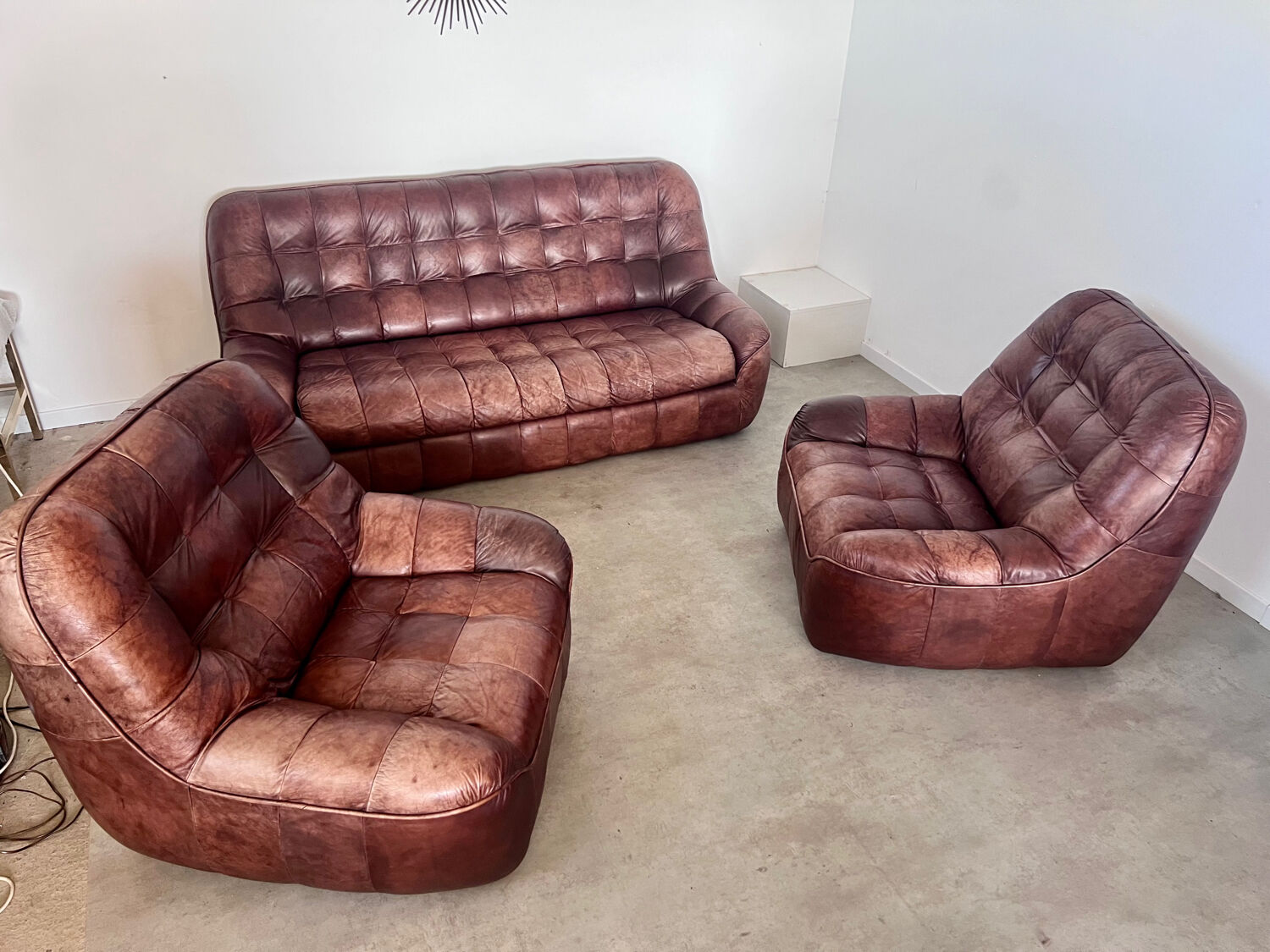 Ensemble canapé et 2 fauteuils vintage en cuir camel patchwork design années 70
