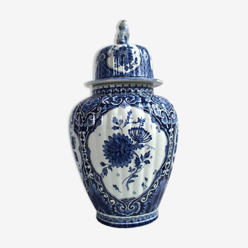 Vase de Delft "bleu blanc" à motifs floraux et surmonté d'un chien