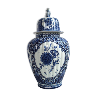 Delft vase "blue white" with floral motifs and surmounted by a dog.