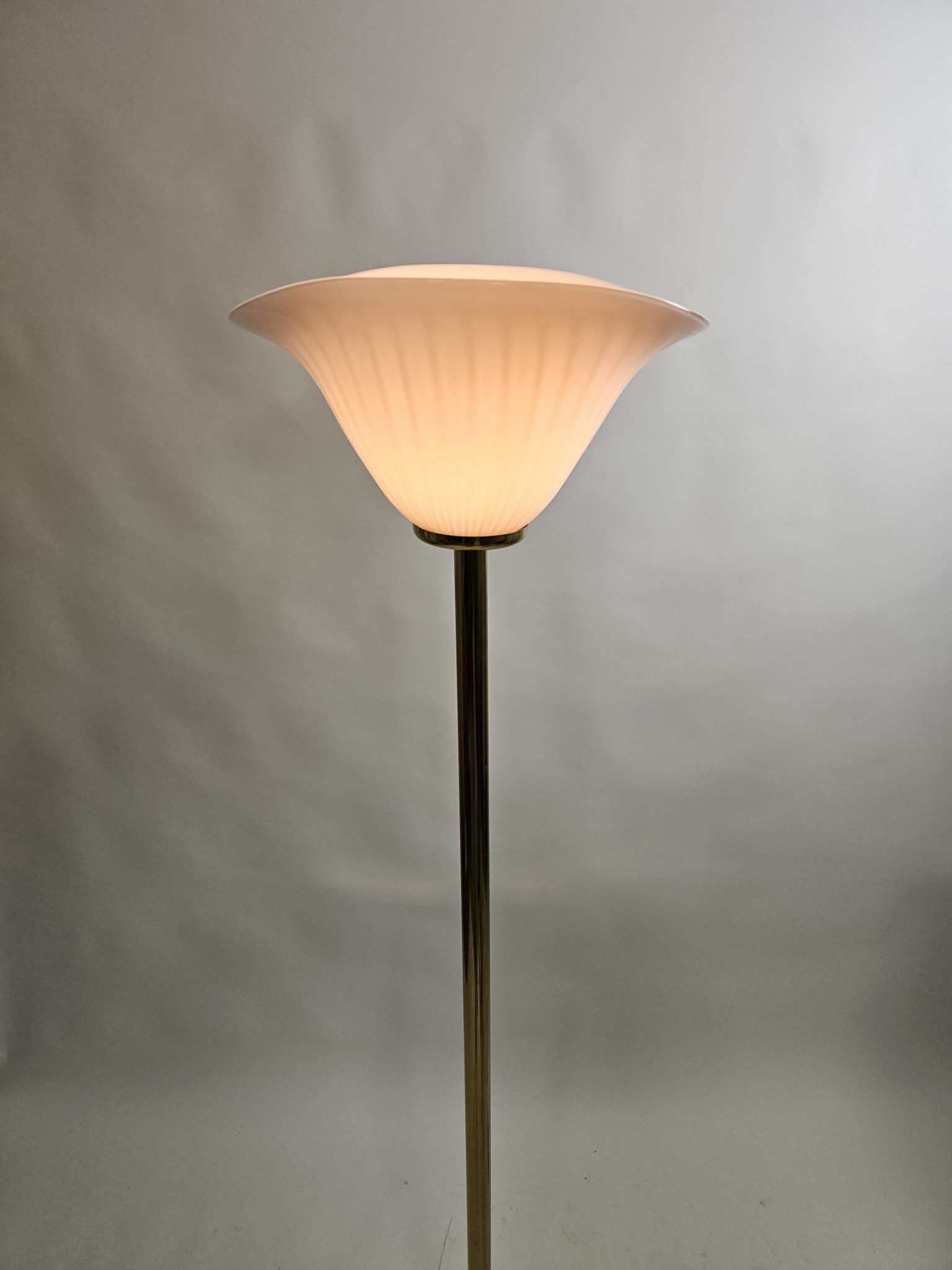Italian floor lamp with pink Murano glass and brass foot
