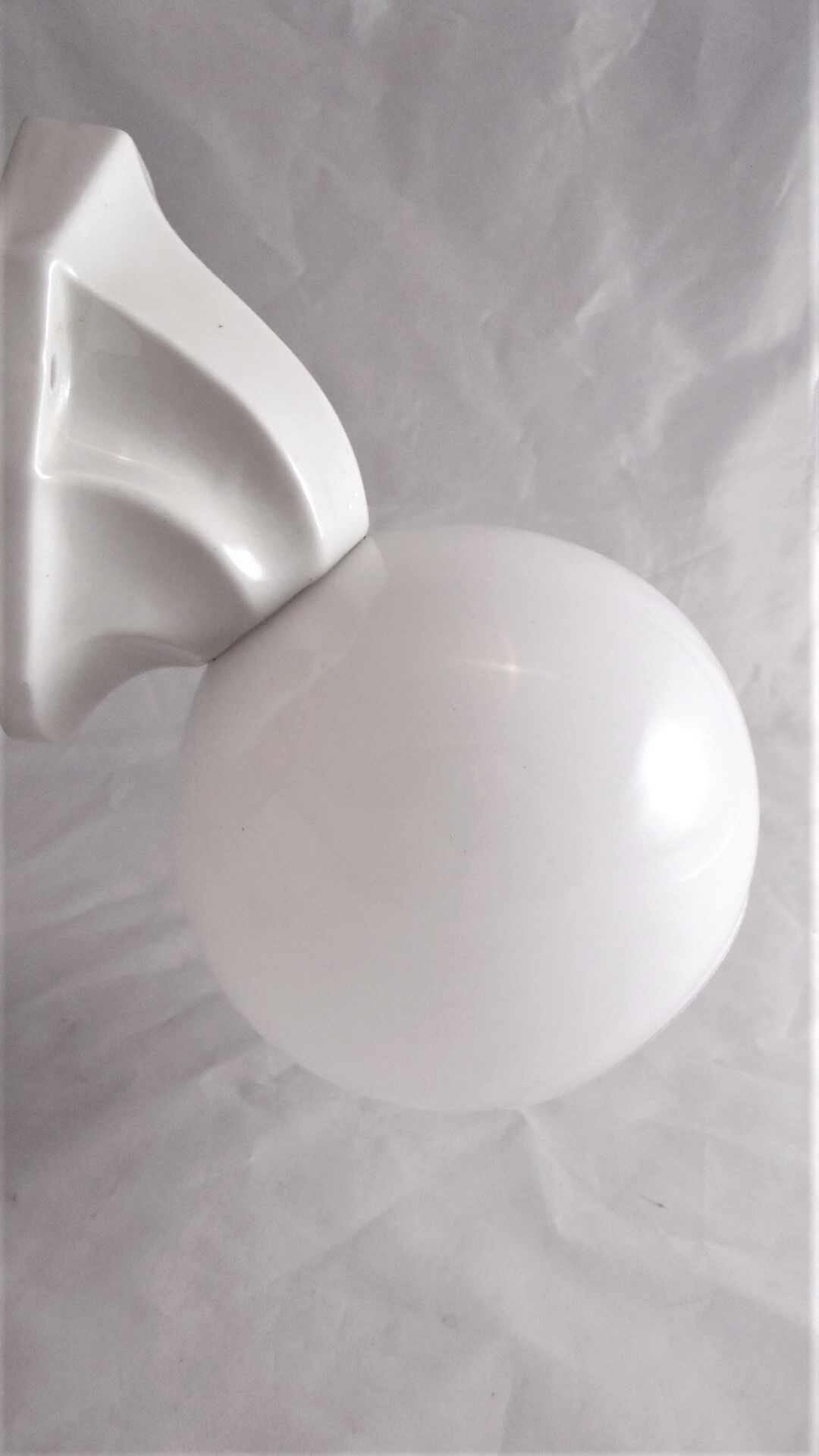 Applique Art Déco support porcelaine et globe opaline