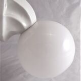 Applique Art Déco support porcelaine et globe opaline