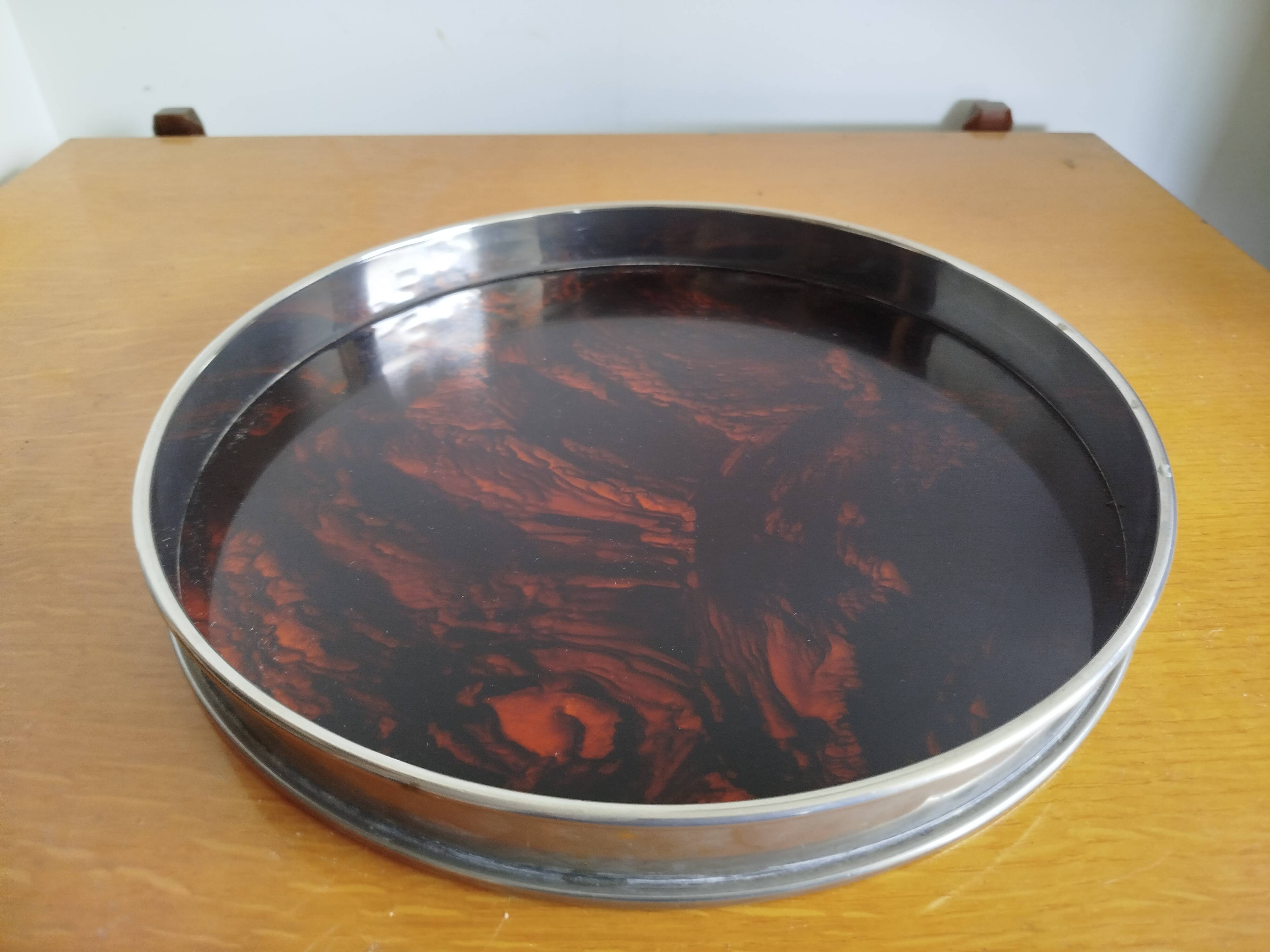 Round vintage Guzzini Lucite tortoiseshell platter 1970s Italian design