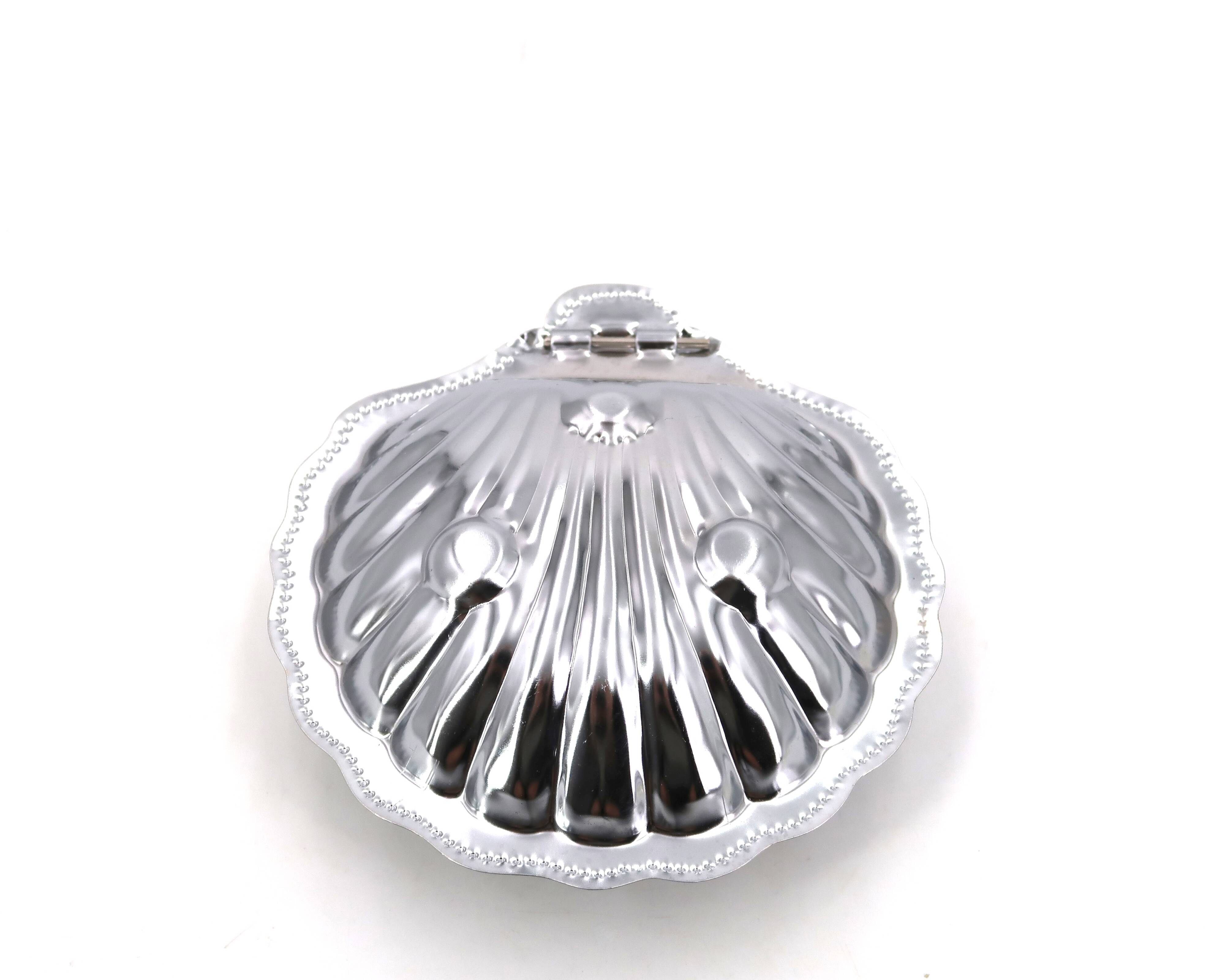 Silver-plated metal and glass shell-shaped butter dish with its knife.