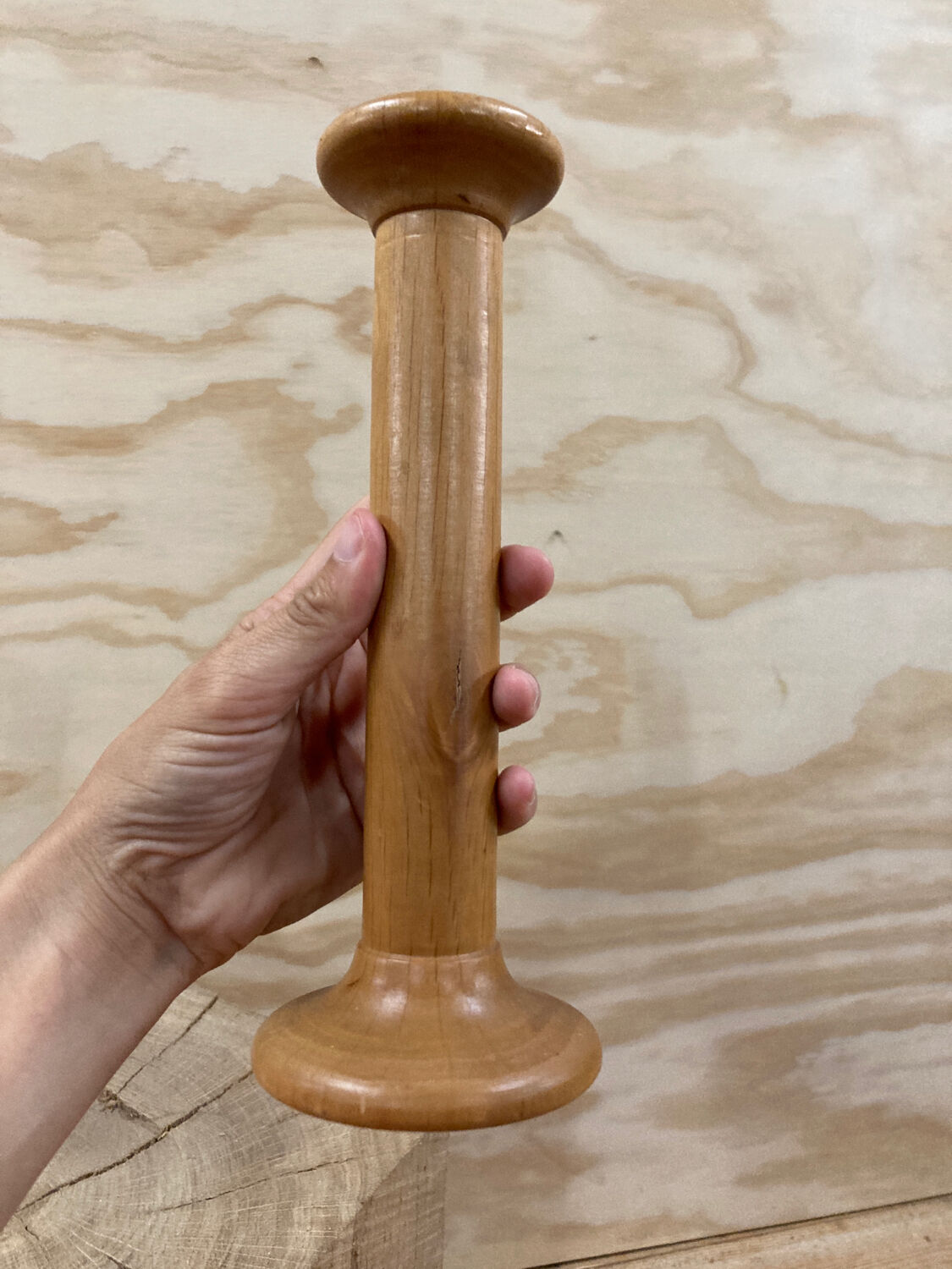 Paire de bougeoirs scandinaves en bois