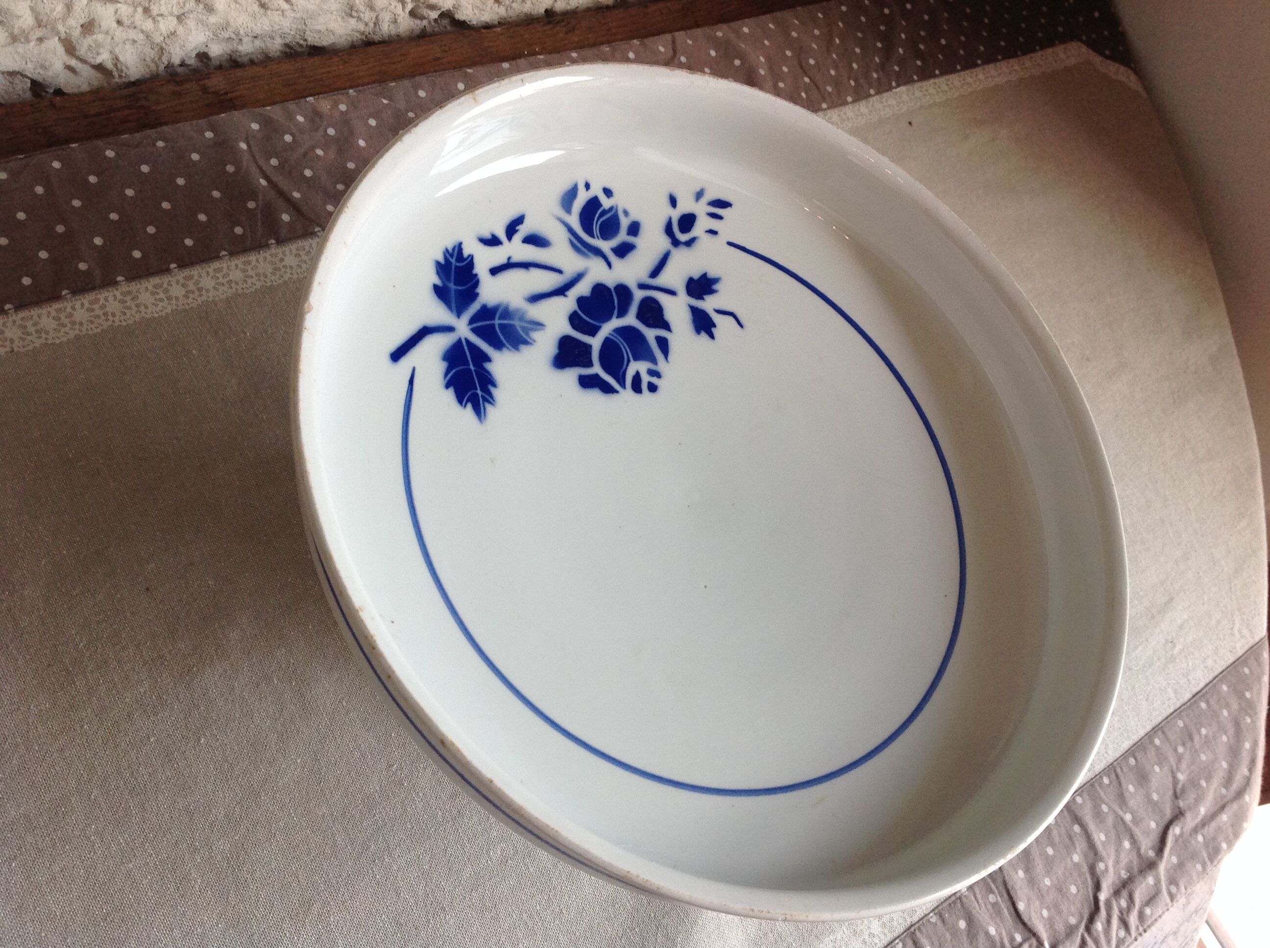 Cup on foot in white ceramic and blue flowers / vintage 50-60 years