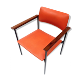 Fauteuil orange avec structure en métal noir et beaux accoudoirs en bois