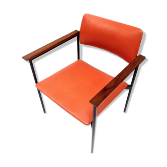 Fauteuil orange avec structure en métal noir et beaux accoudoirs en bois