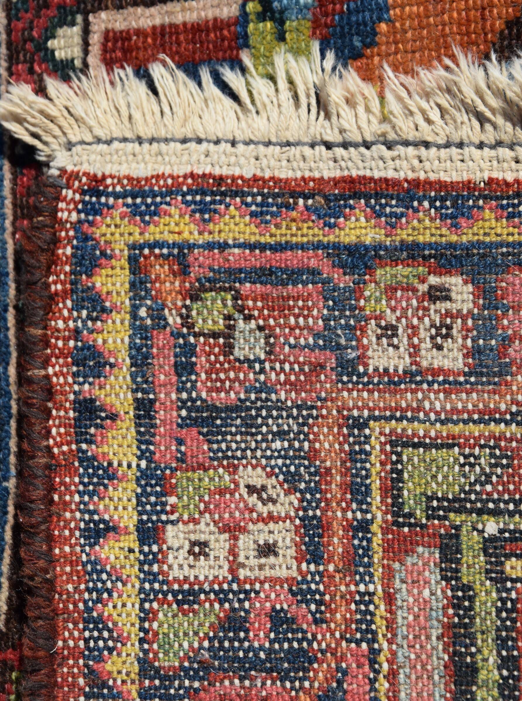 Antique Iranian oriental rug Bakhtiar Faradombeh: 3.37 X 2.13 meters. Early 20th century circa 1920/30