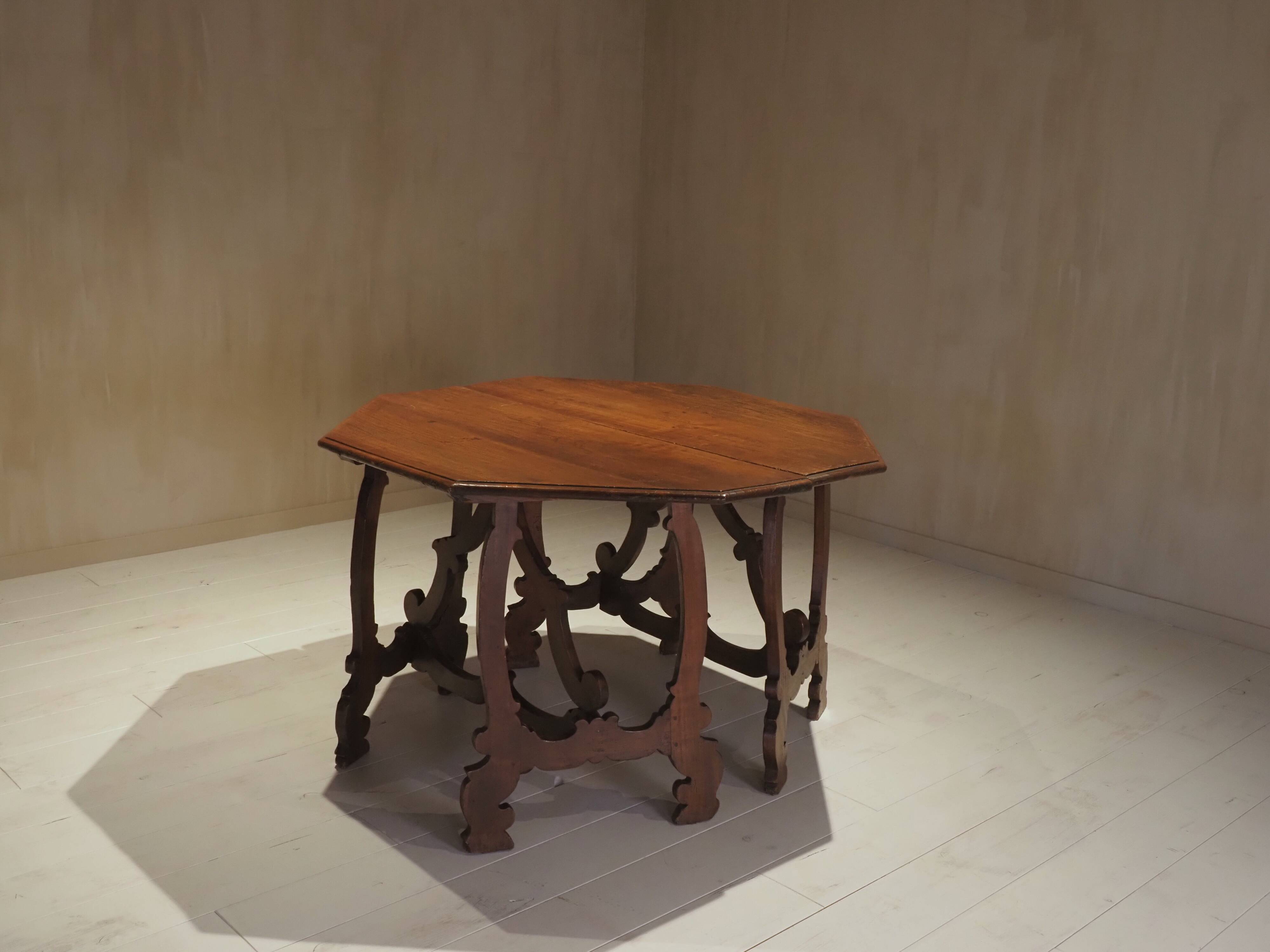 Pair of Italian consoles from the 18th century.