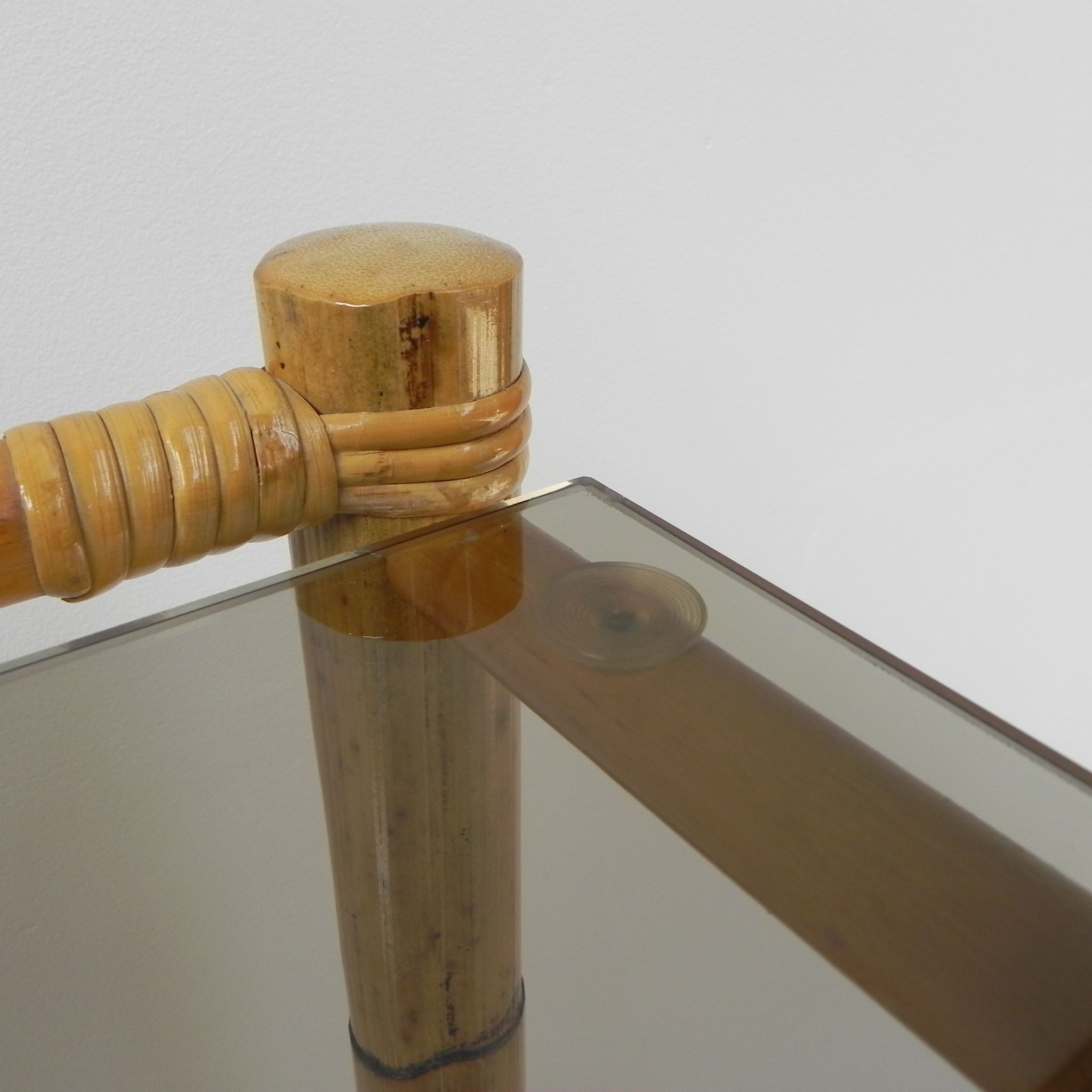 Vitrine en bambou avec 5 étagères en verre fumé