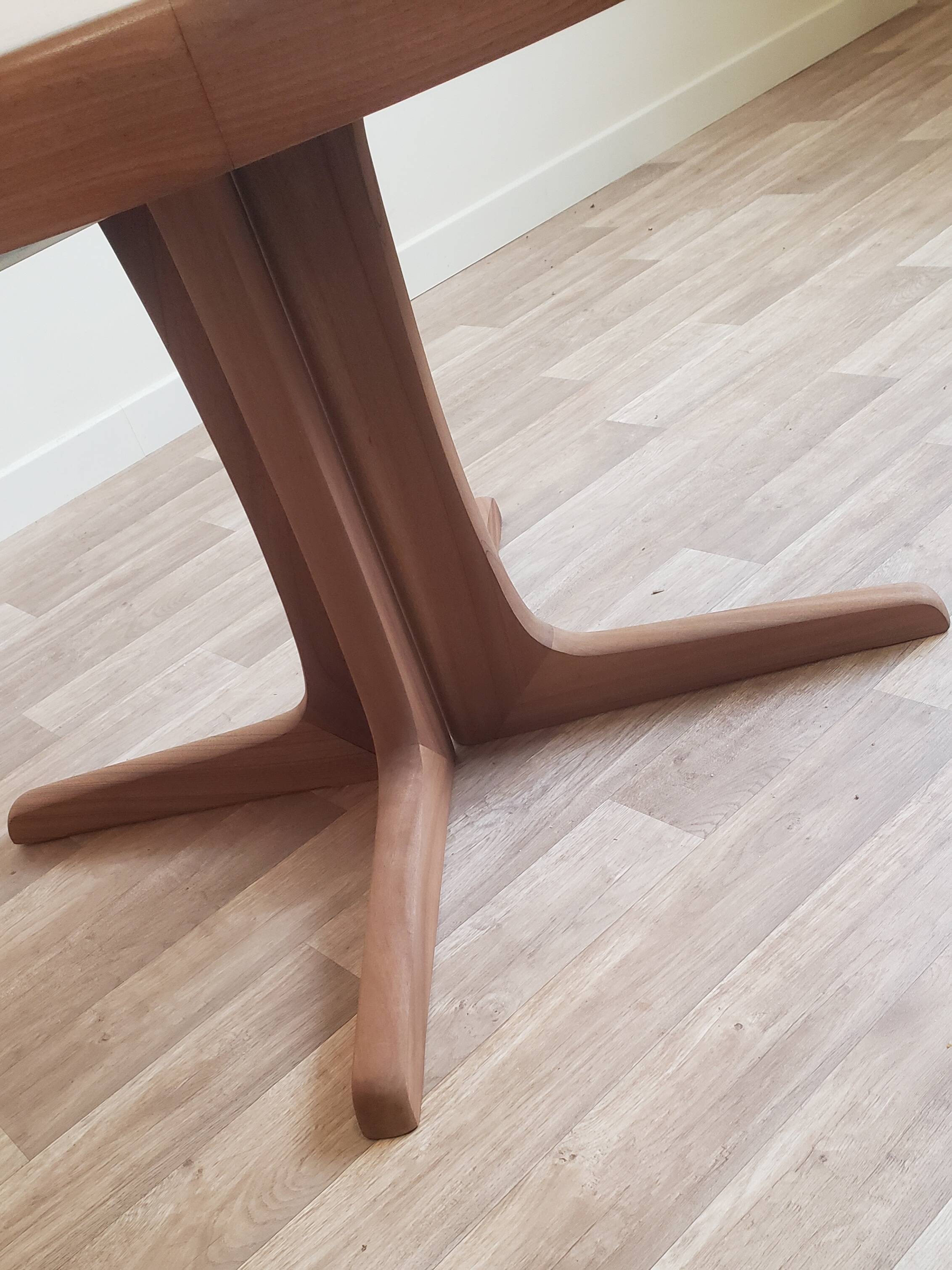 Baumann extendable round table