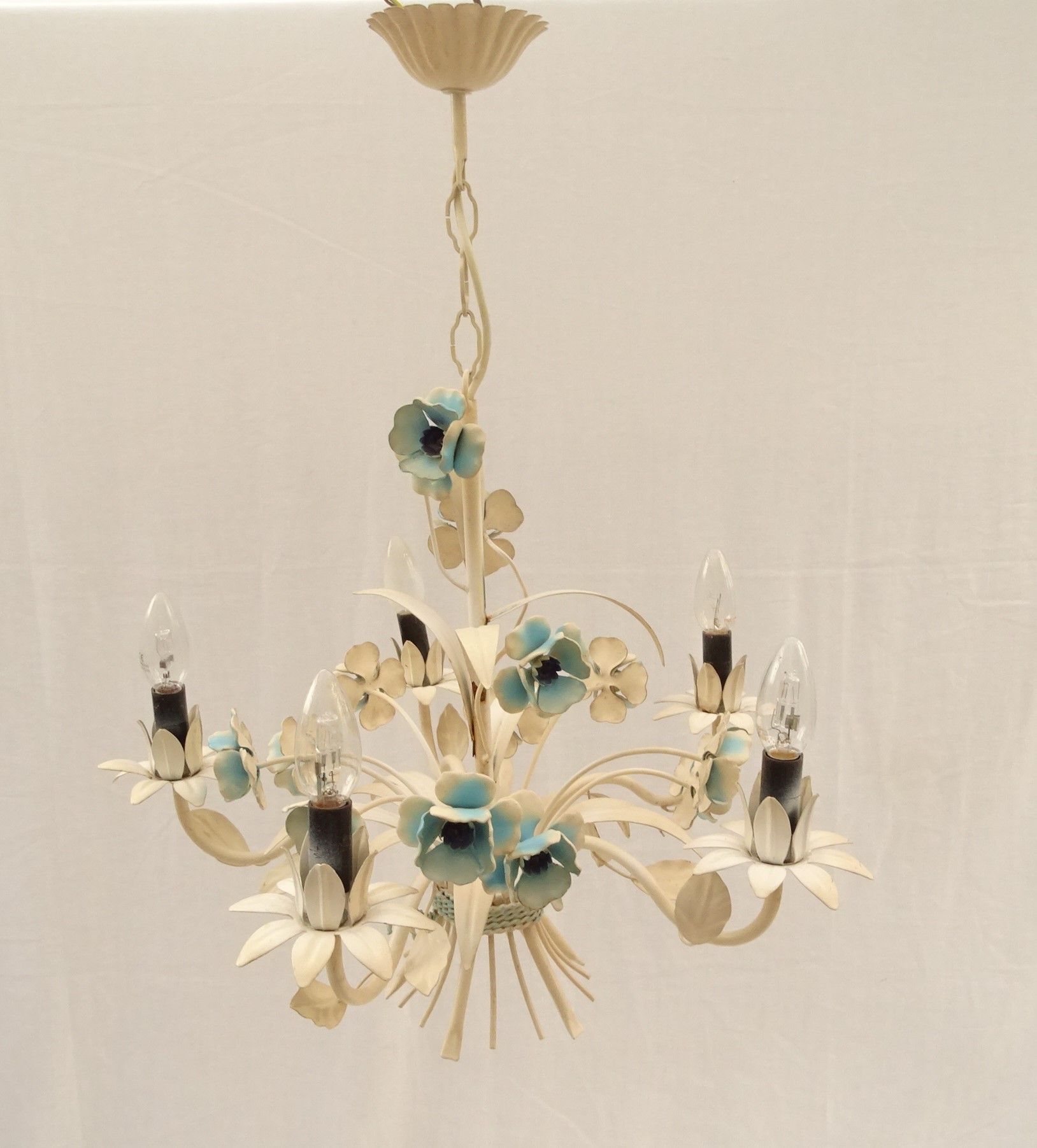 Vintage chandelier bouquet of blue flowers 5 candles in painted sheet metal.