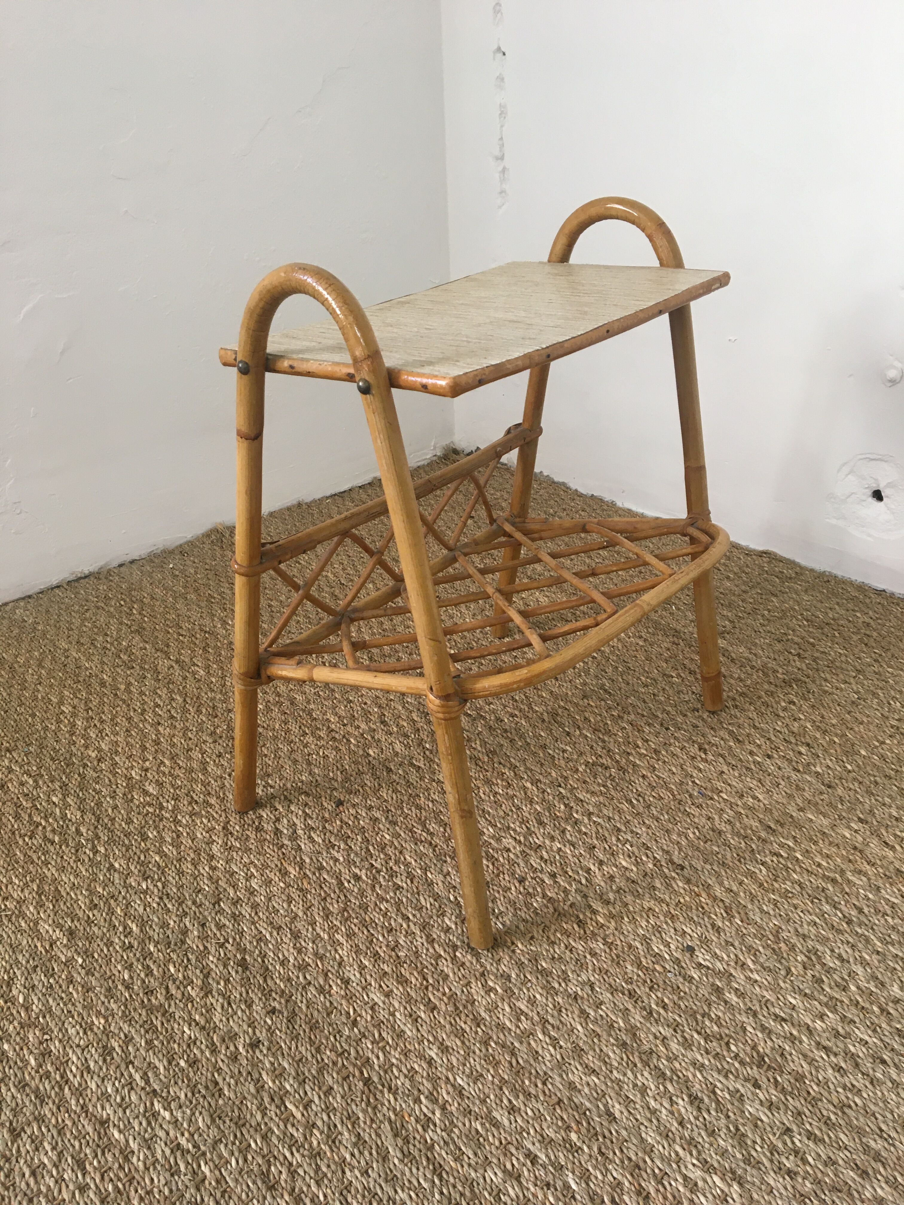 Table porte revue vintage en rotin