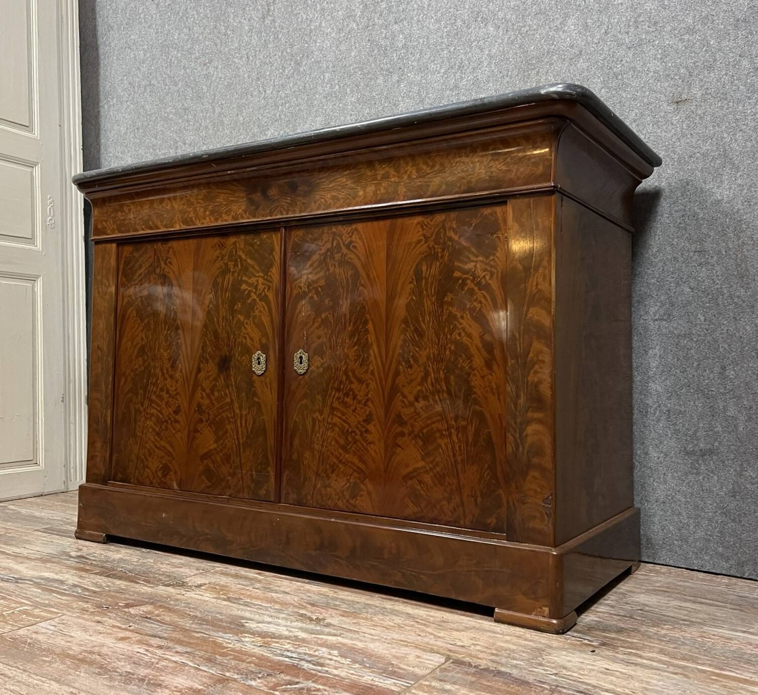 Louis Philippe / Restoration period sideboard in flamed mahogany circa 1820