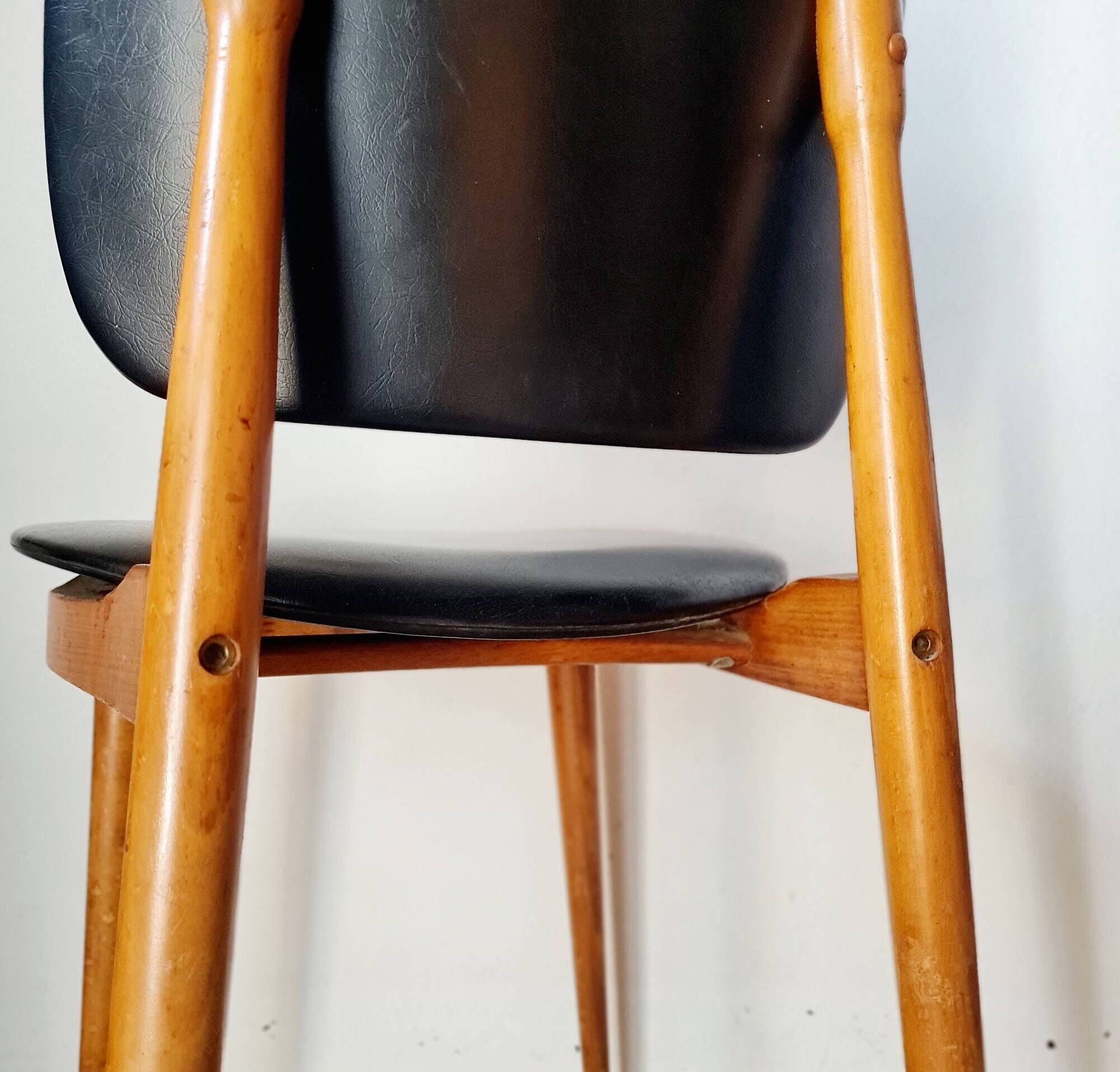 Paire de chaises vintage 1960 – Pieds compas & Simili-cuir noir