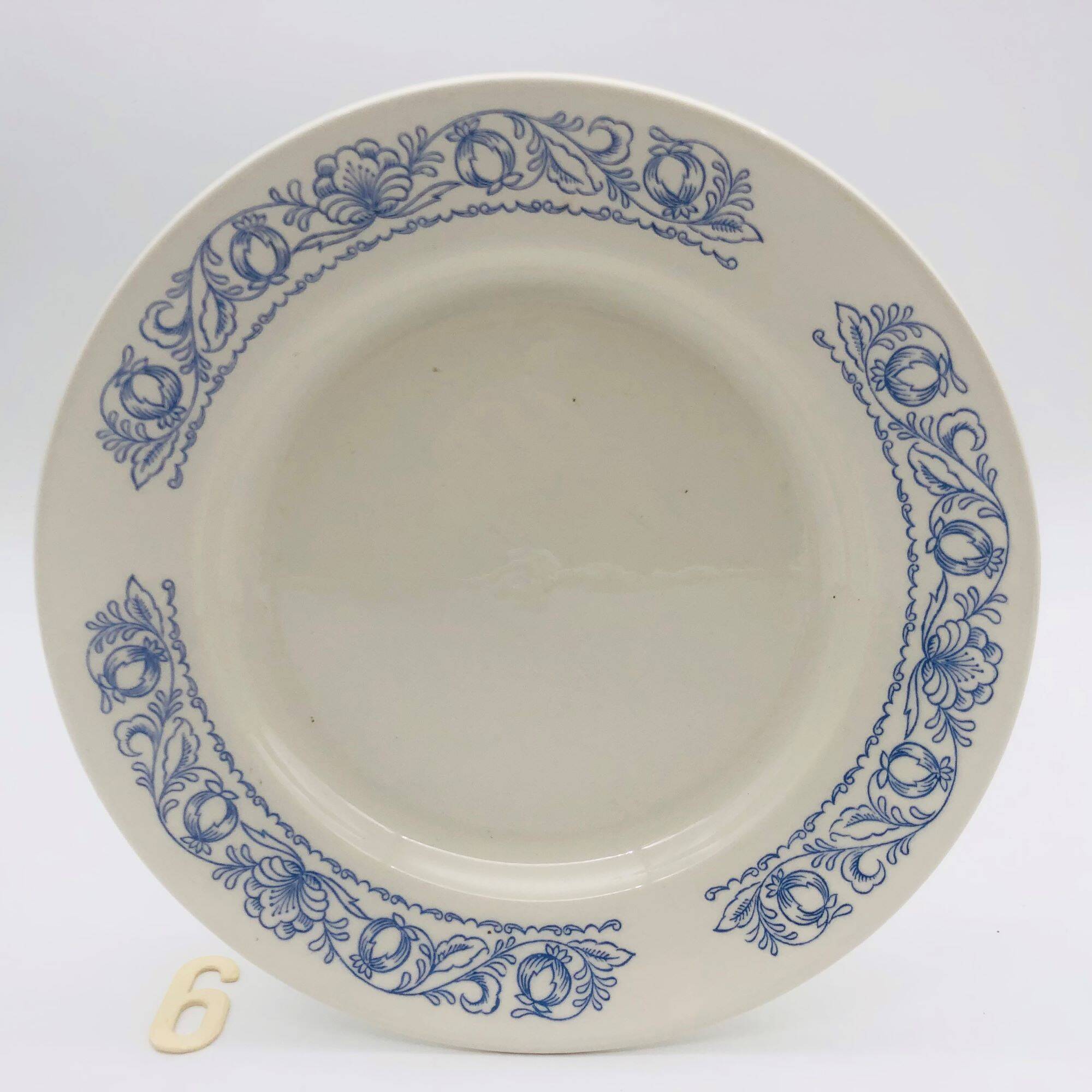 Series of 6 mismatched dinner plates.