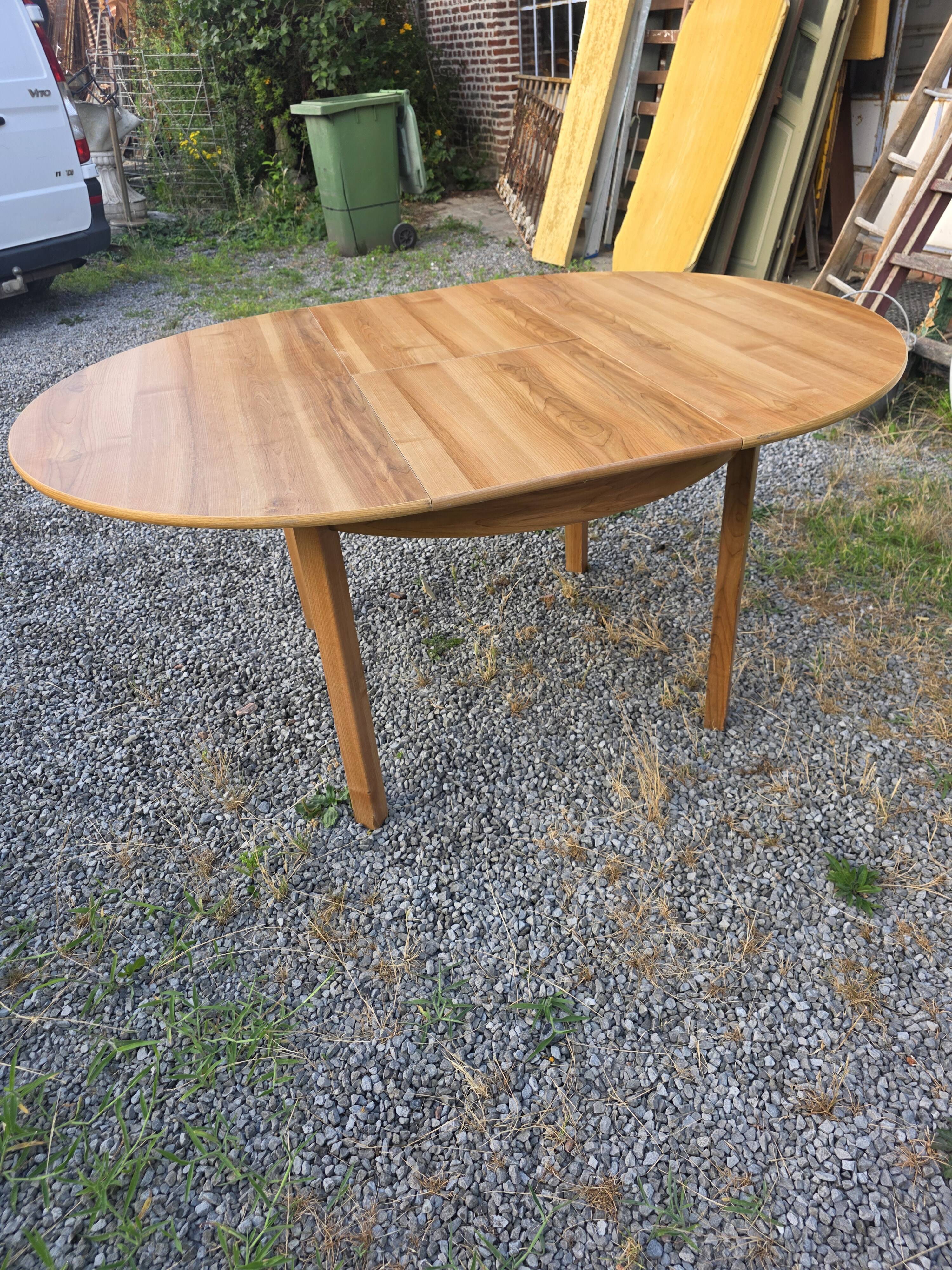Scandinavian extendable oak table from the 1960s (butterfly extension)