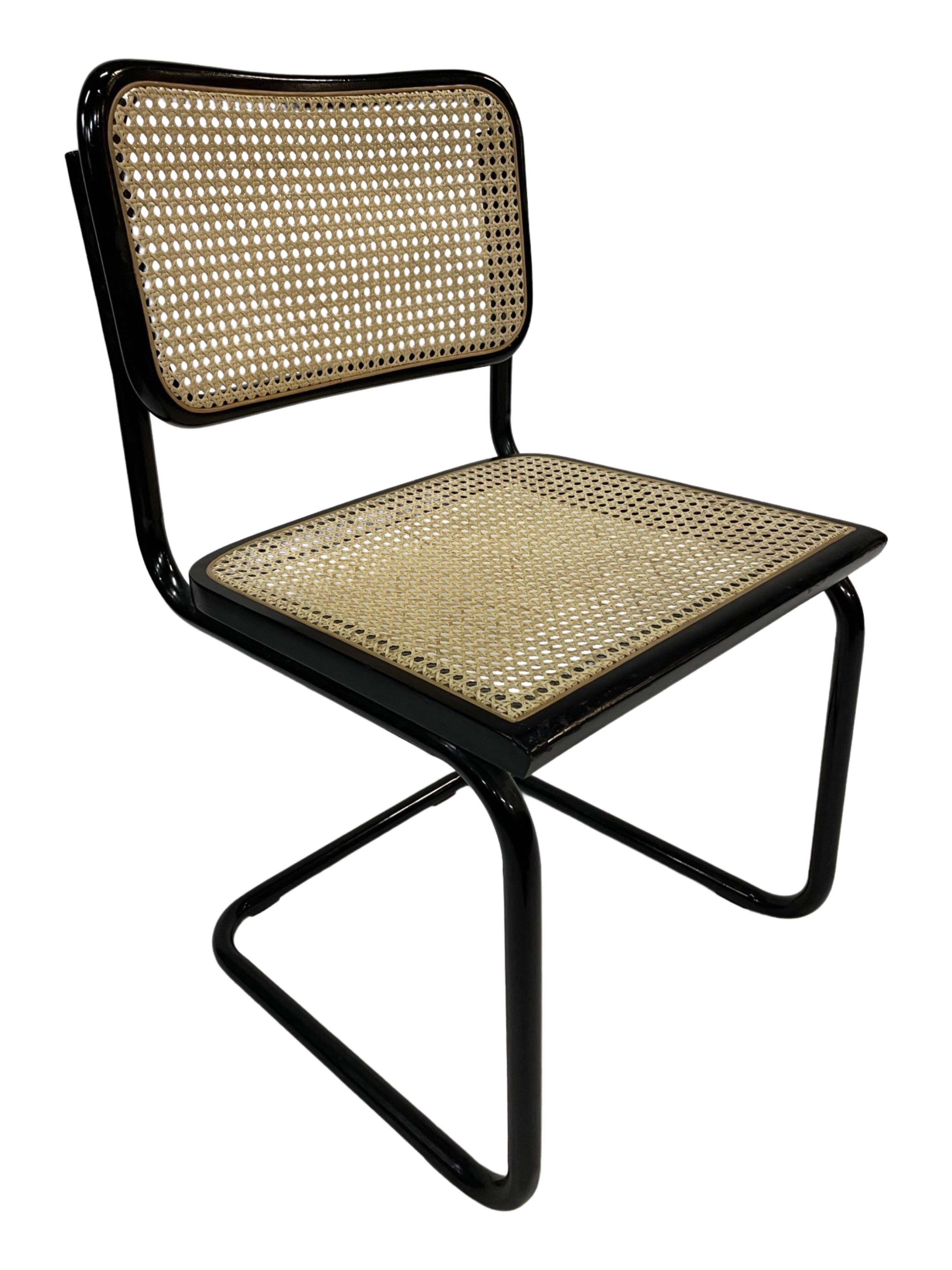 Chaise design Cesca modèle B32 en noir - structure noire